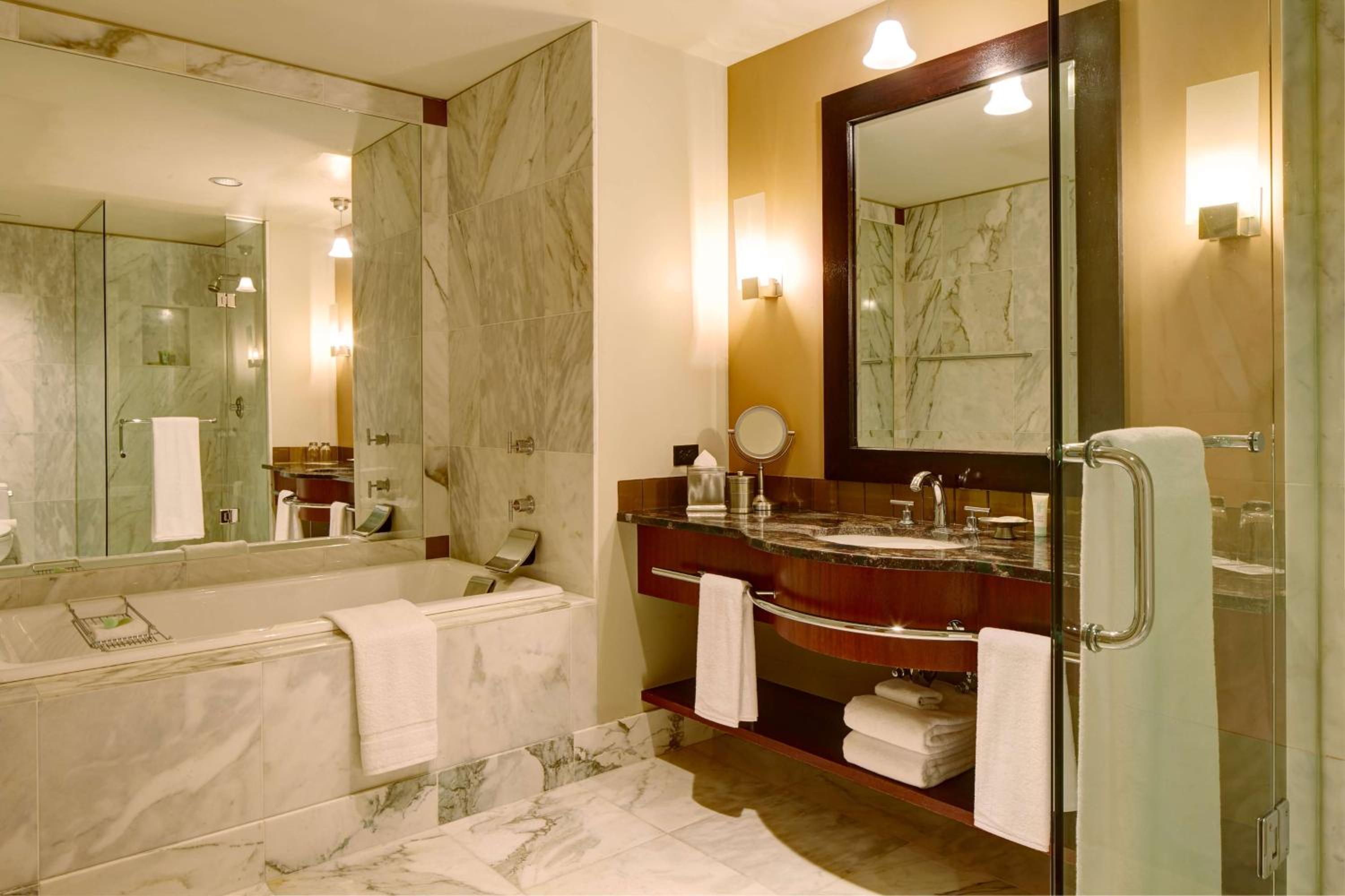 Double Room with Two Double Beds - Club Access - Photo 2