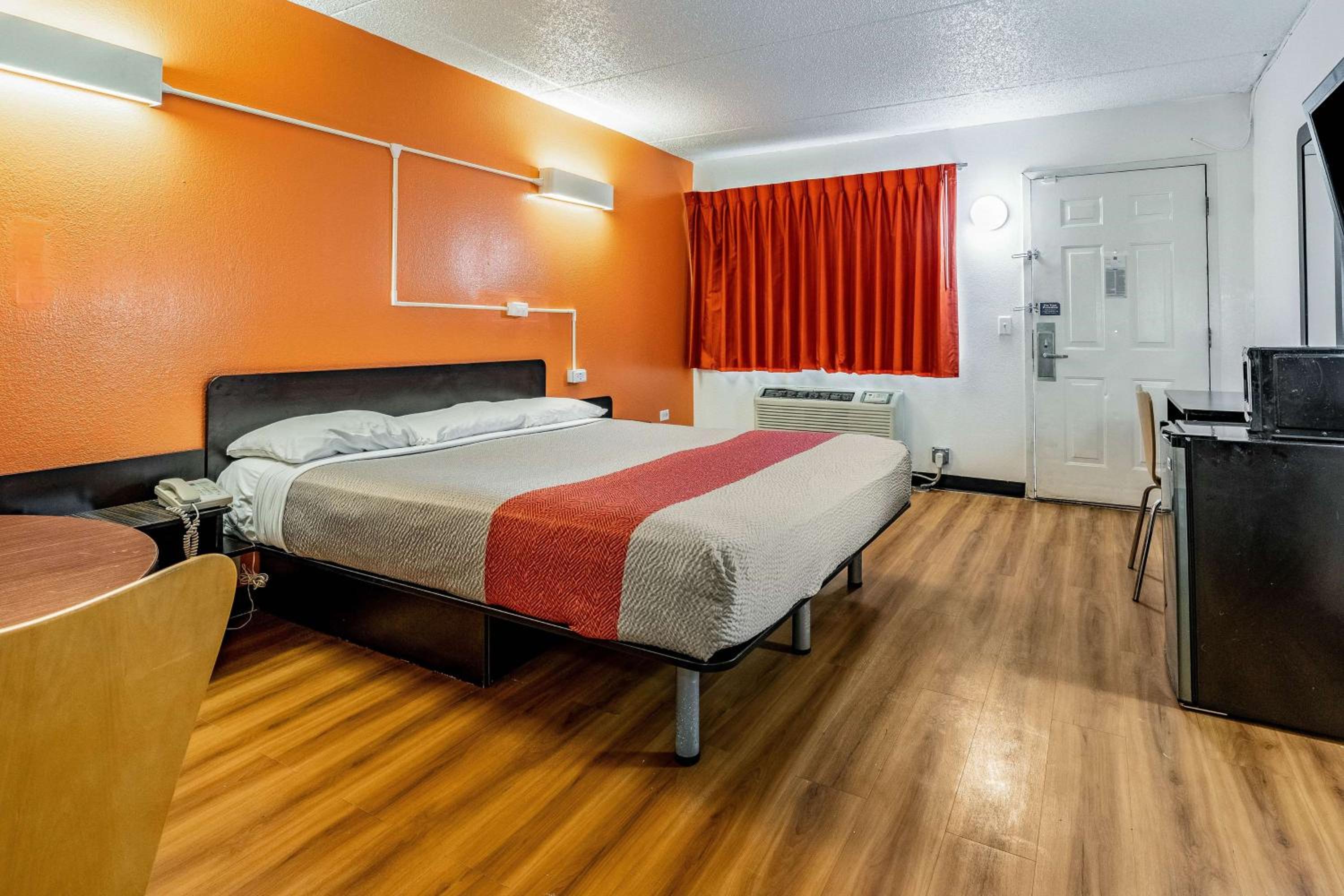 King Room with Roll-in Shower - Disability Access - smoking photo 2