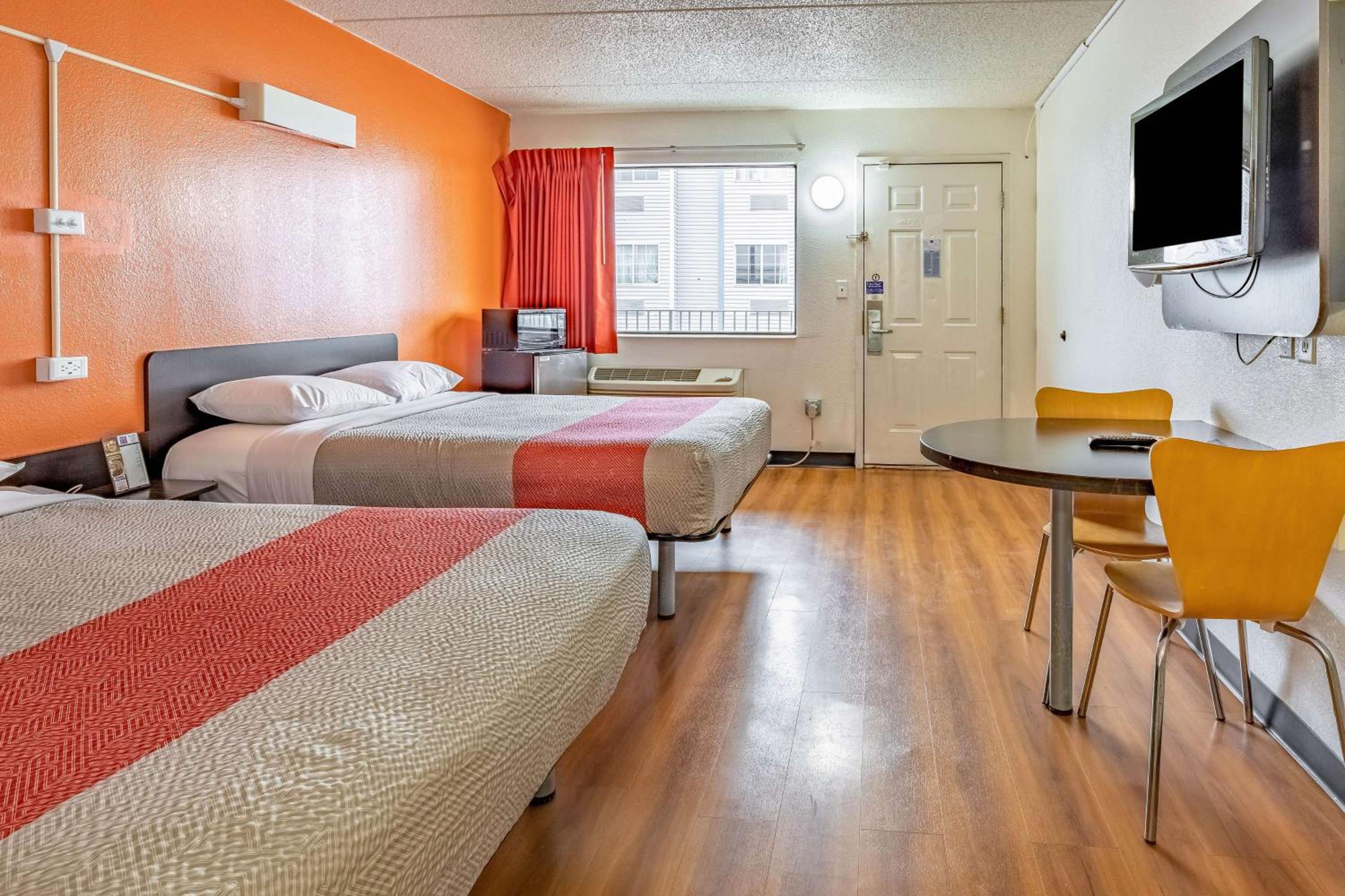 Queen Room with Two Queen Beds - Non-Smoking photo 2
