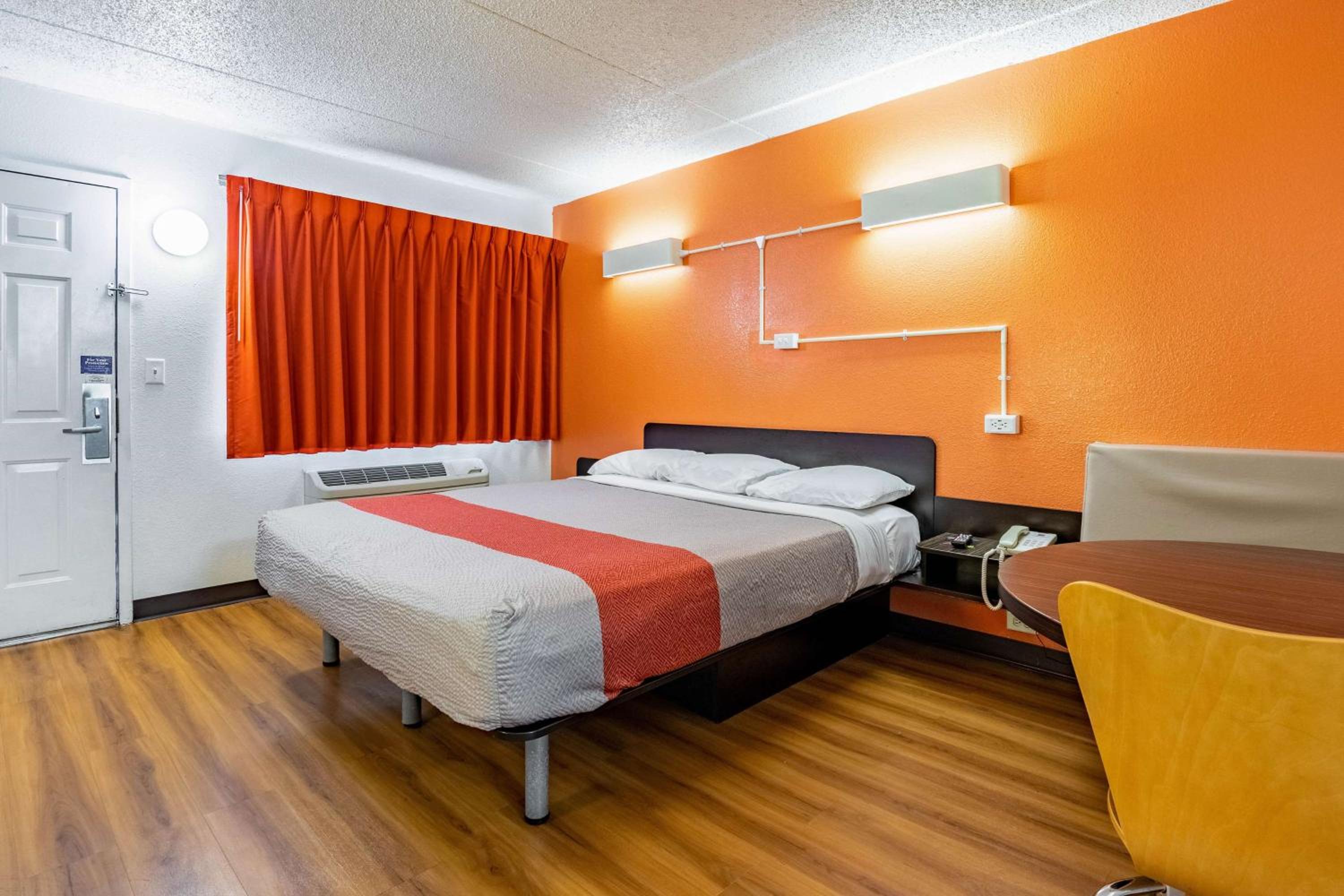 King Room - Non-Smoking photo 3