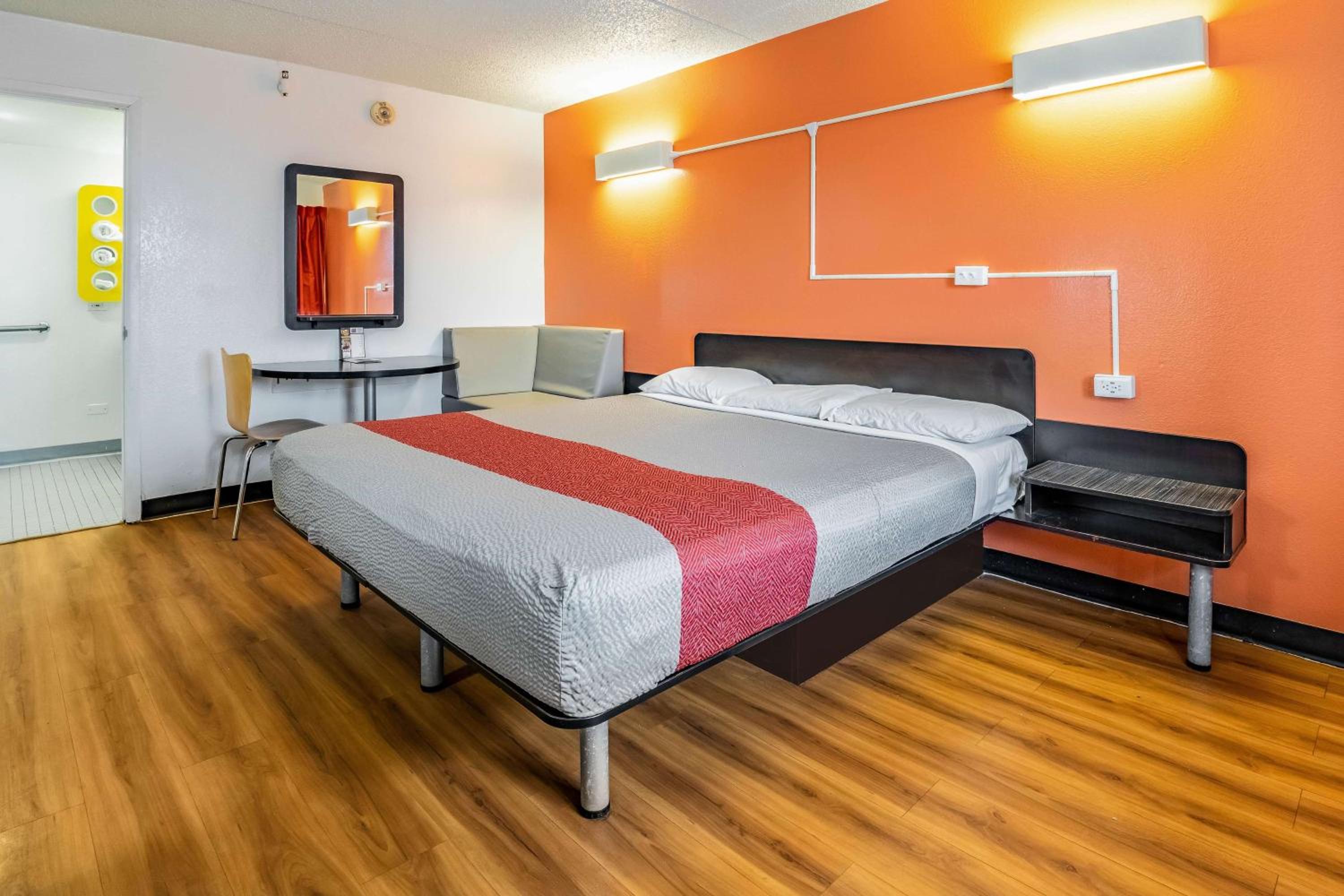 King Room with Roll-in Shower - Disability Access - Non-Smoking photo 2