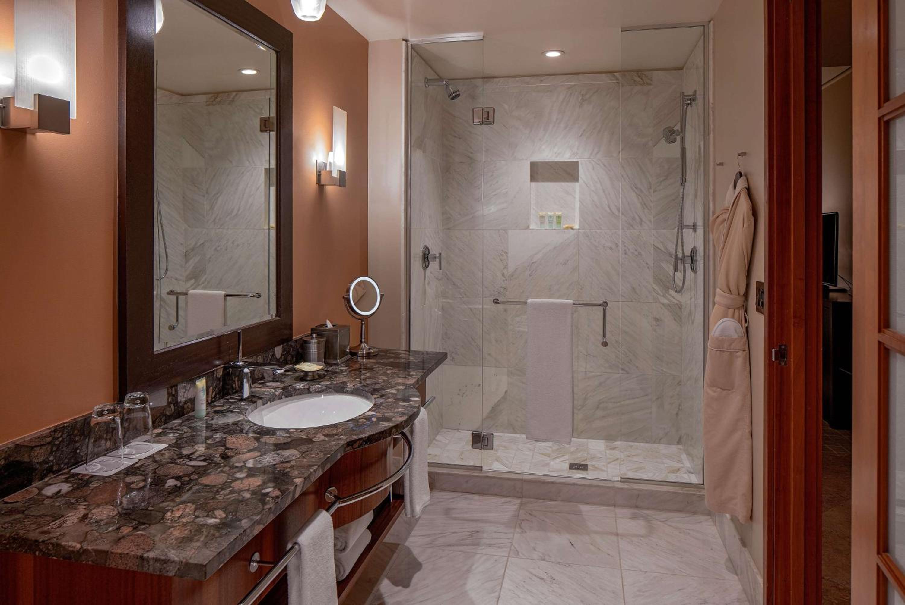 King Room with Accessible Shower - Disability Access - Photo 4