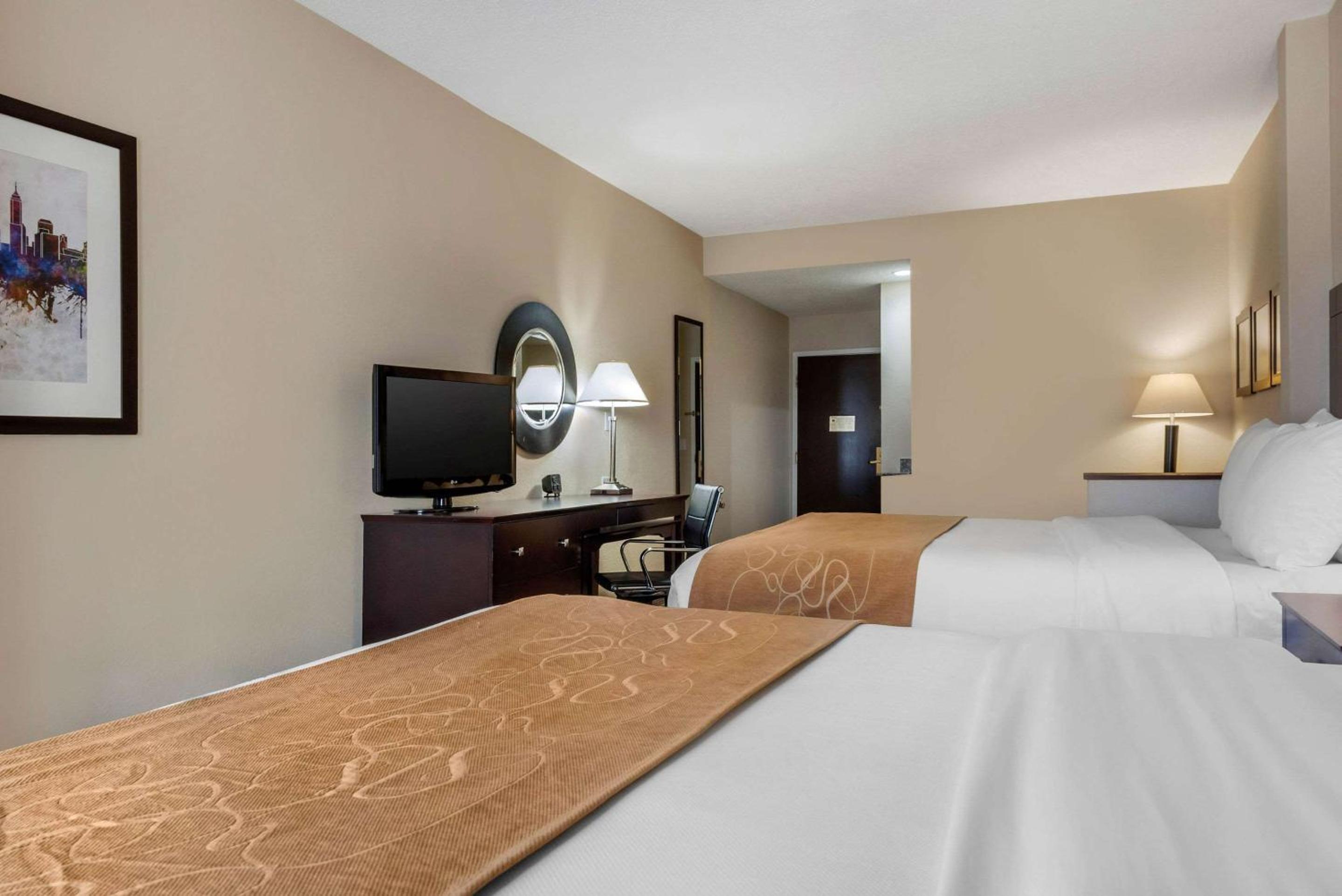 Queen Suite with Two Queen Beds - Non-Smoking - Photo 3