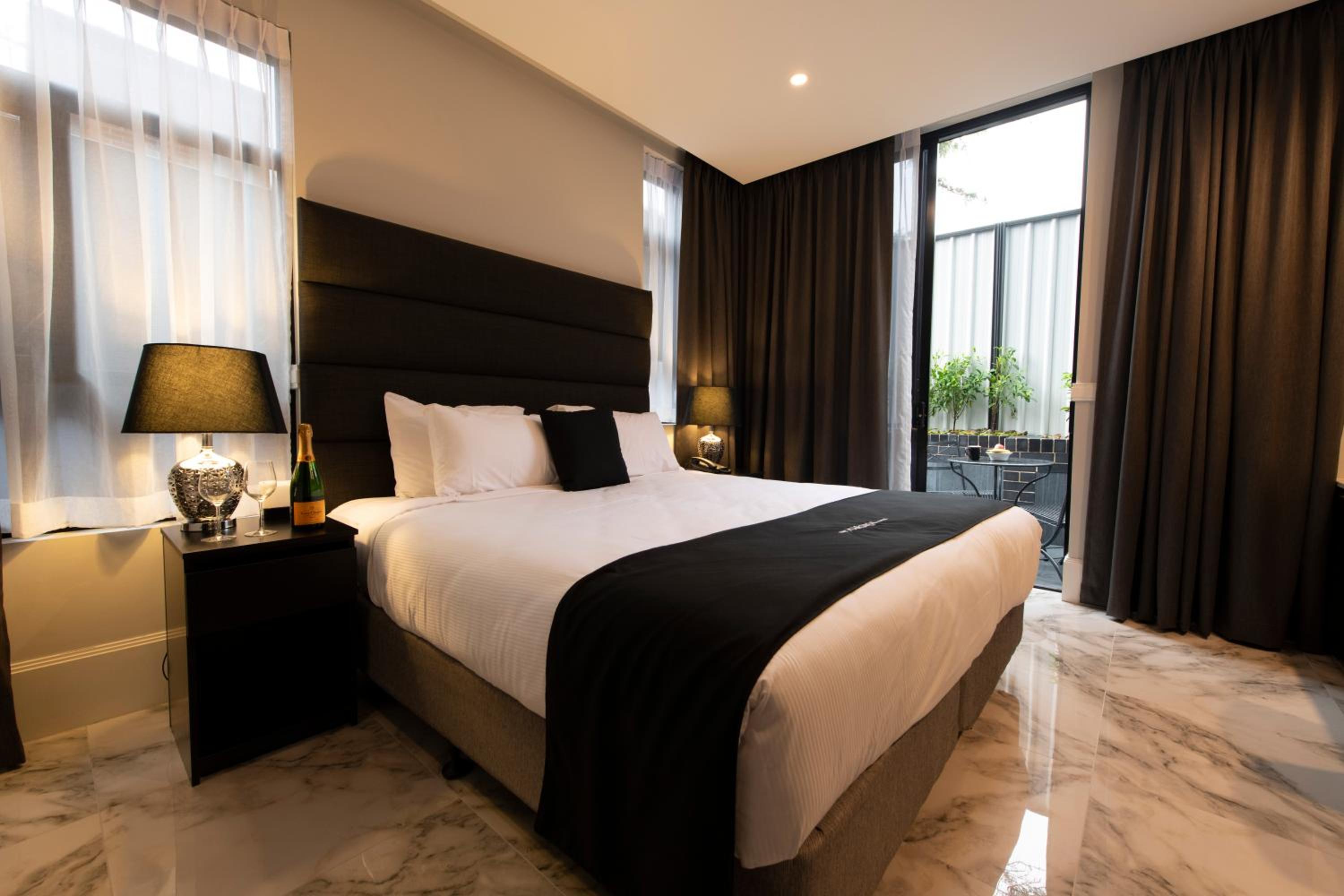 King Suite with Outdoor Patio photo 2