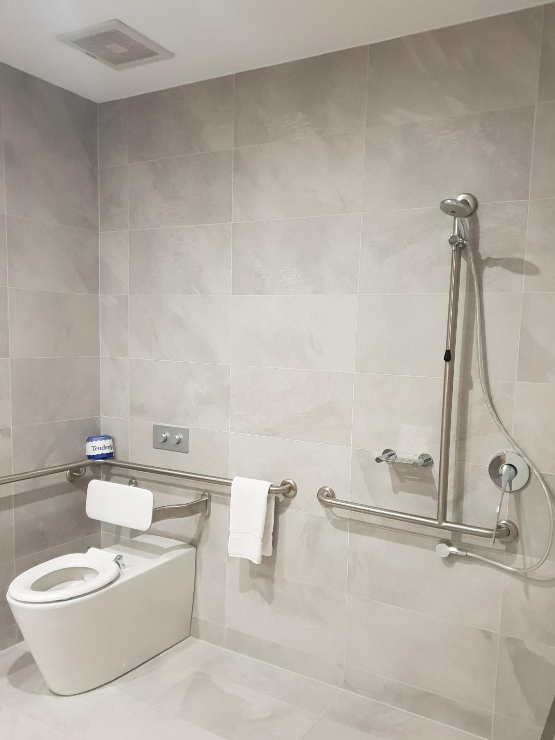 Superior Queen Room Disability Access - Photo 2