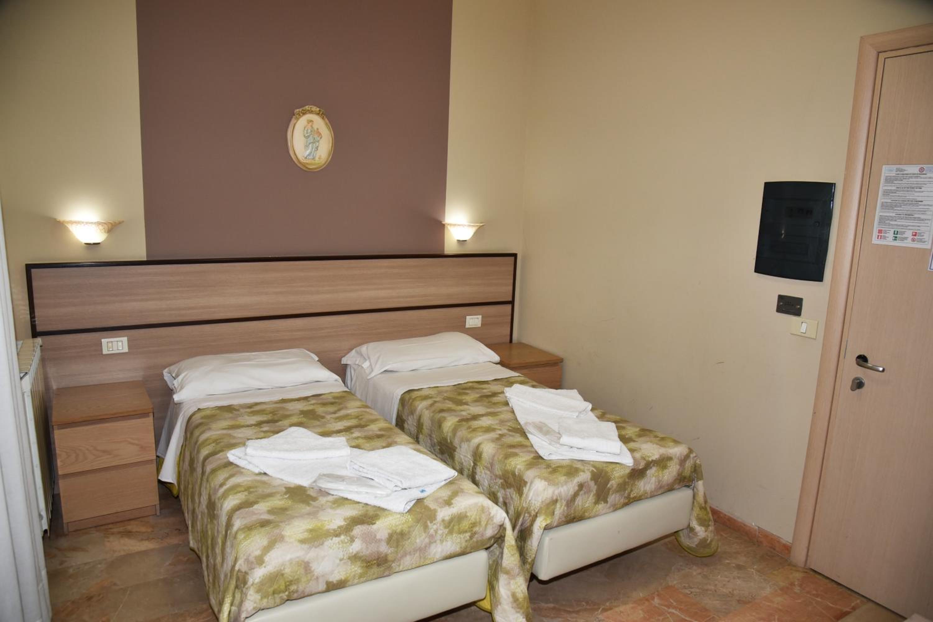 Double or Twin Room - Photo 9