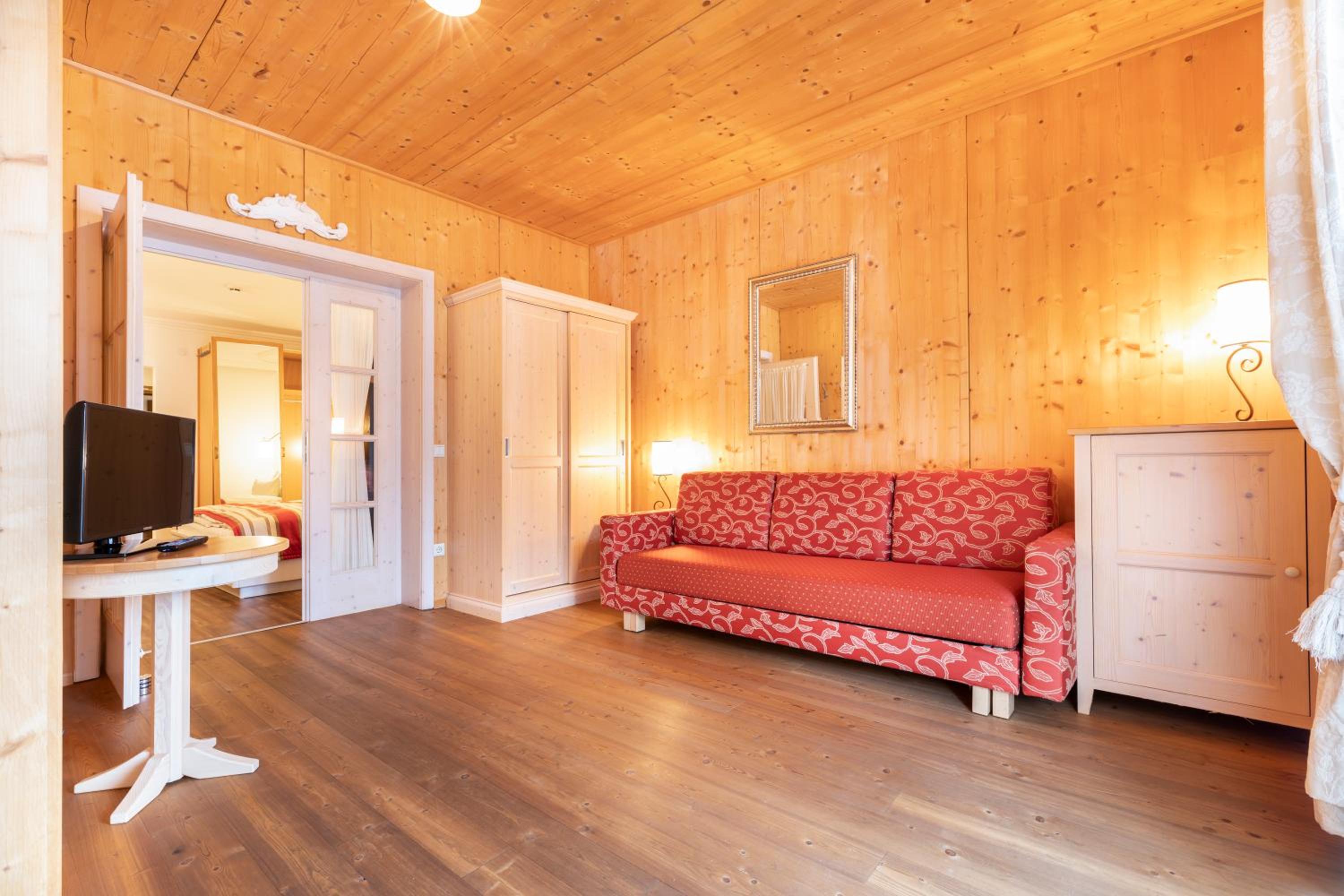 Family Suite with Balcony - Photo 3