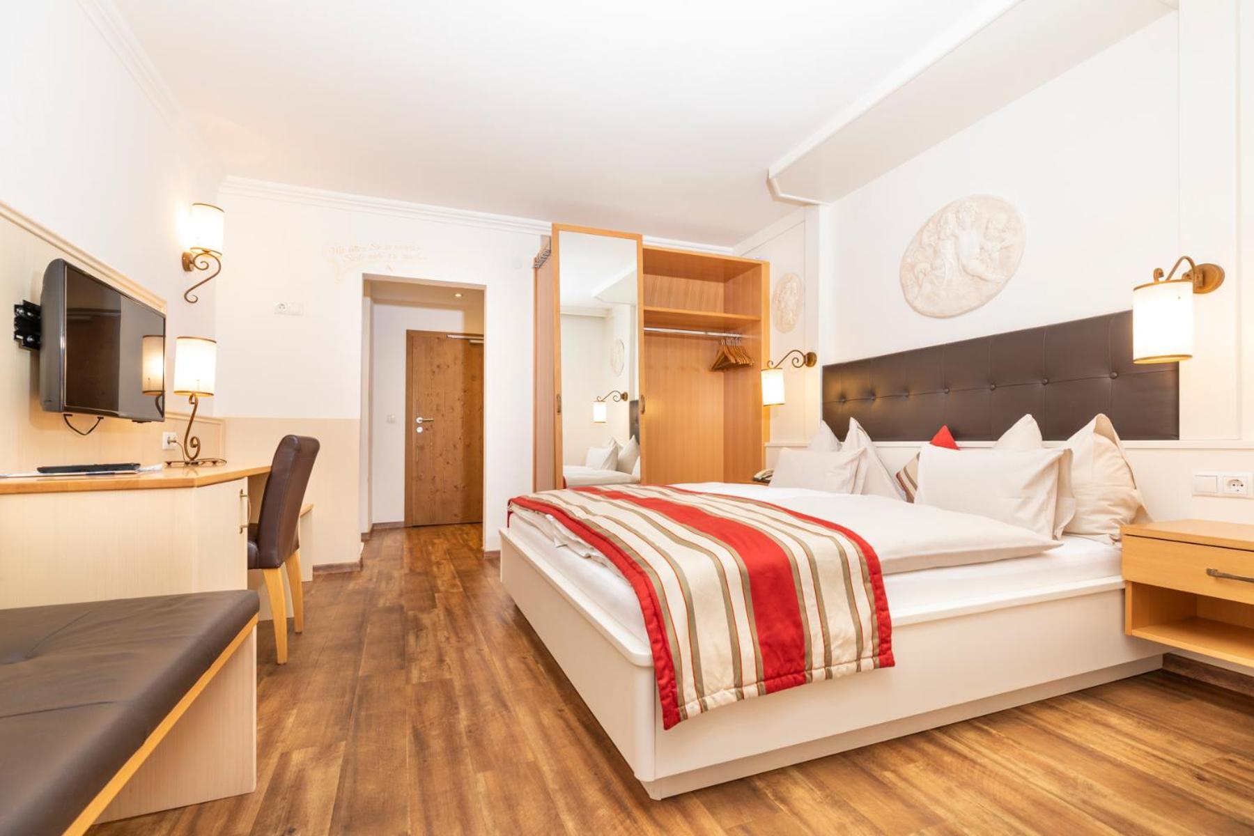 Family Suite with Balcony - Photo 7