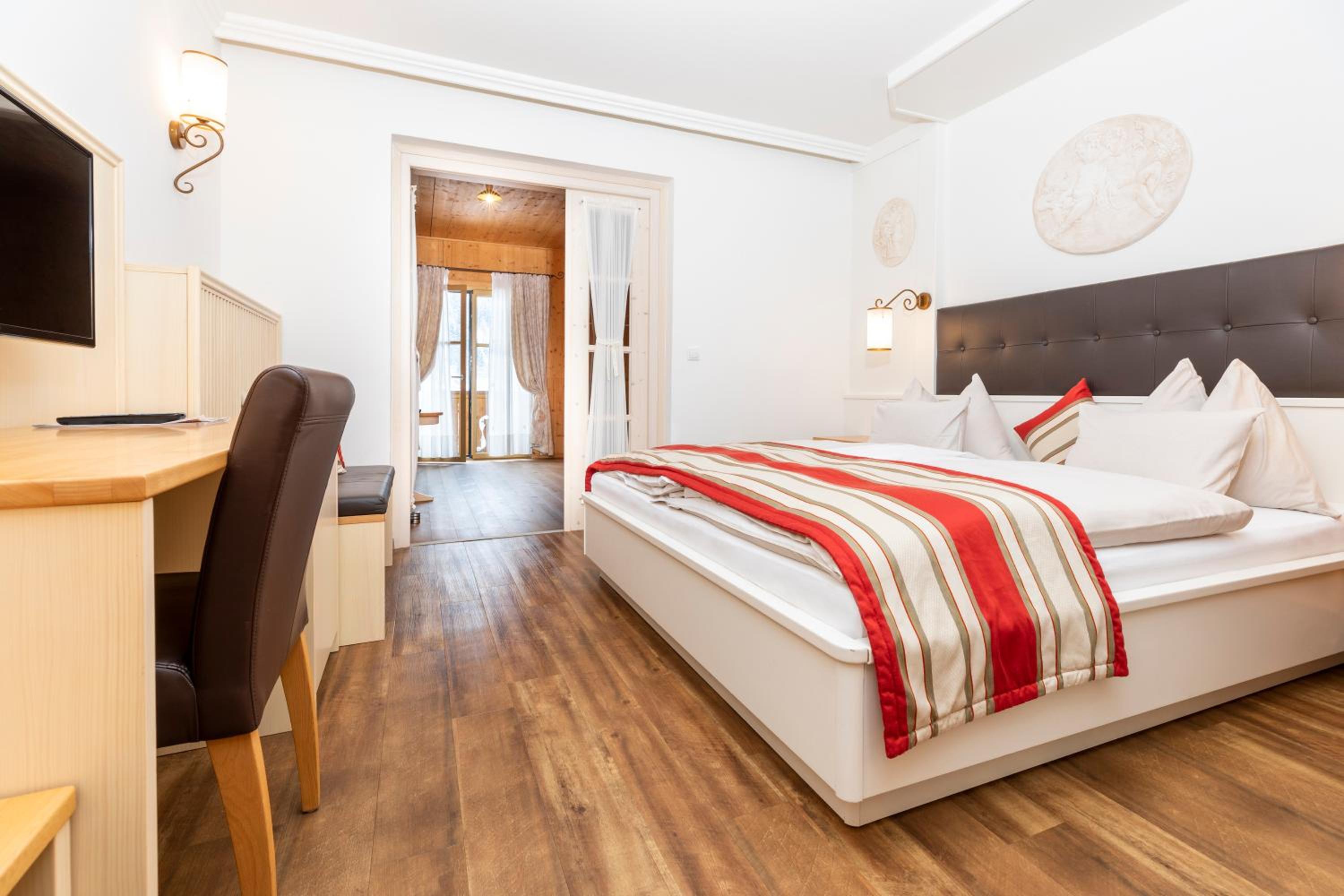 Family Suite with Balcony - Photo 8