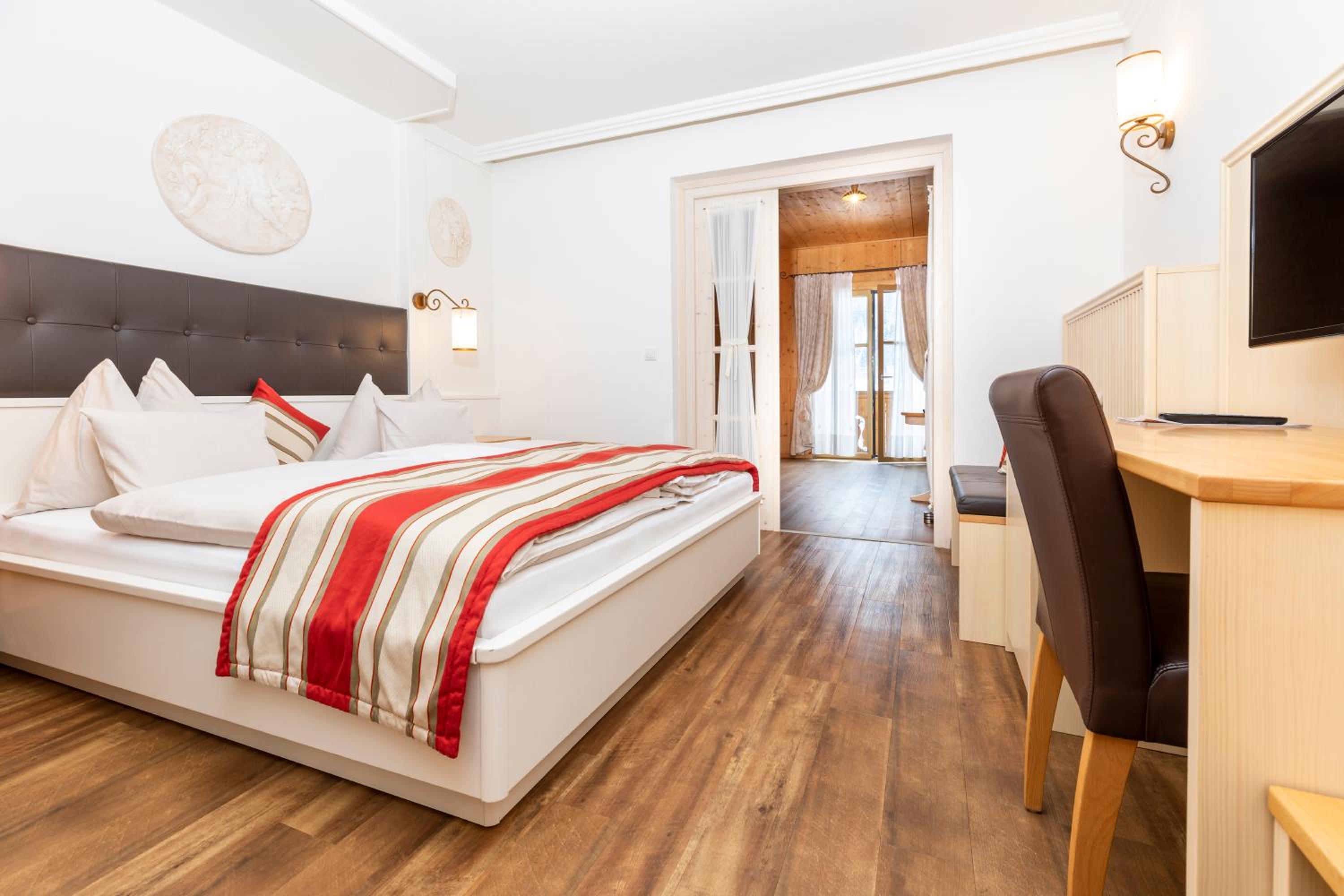 Family Suite with Balcony - Photo 9