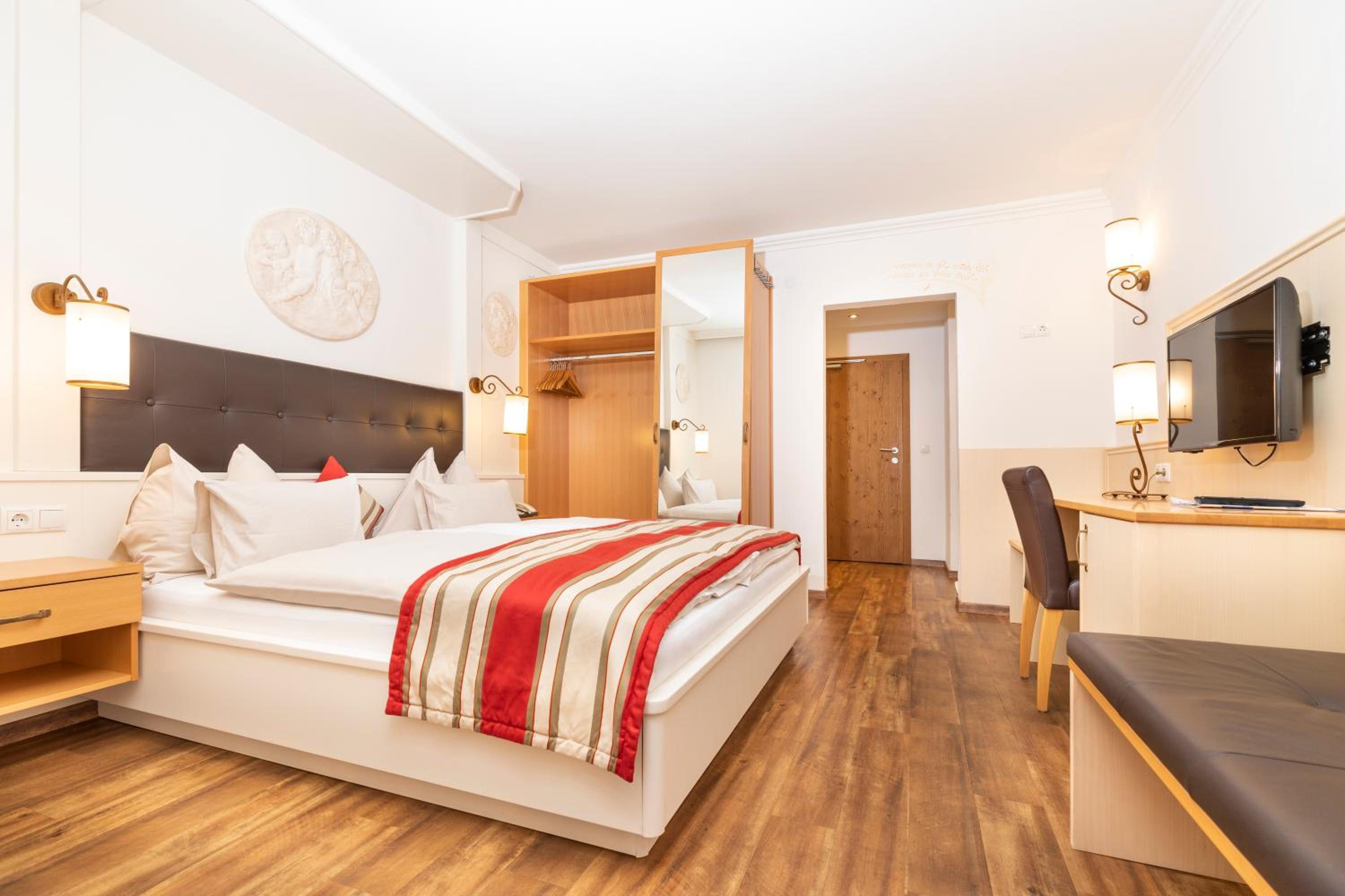 Family Suite with Balcony - Photo 1