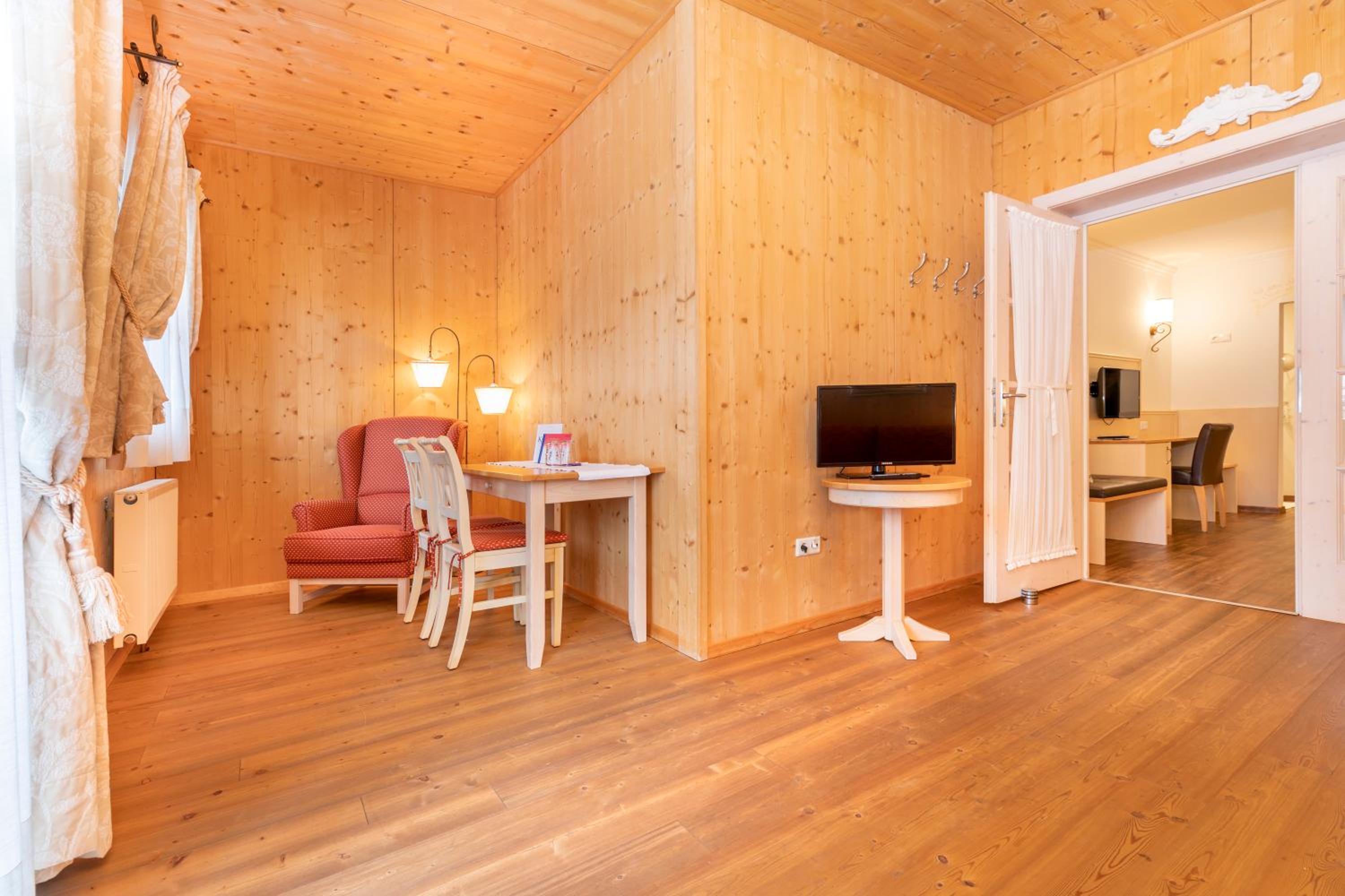 Family Suite with Balcony - Photo 13