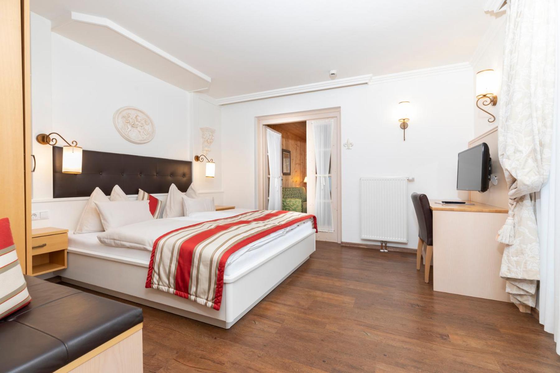 Family Suite with Balcony and Mountain View - Photo 9