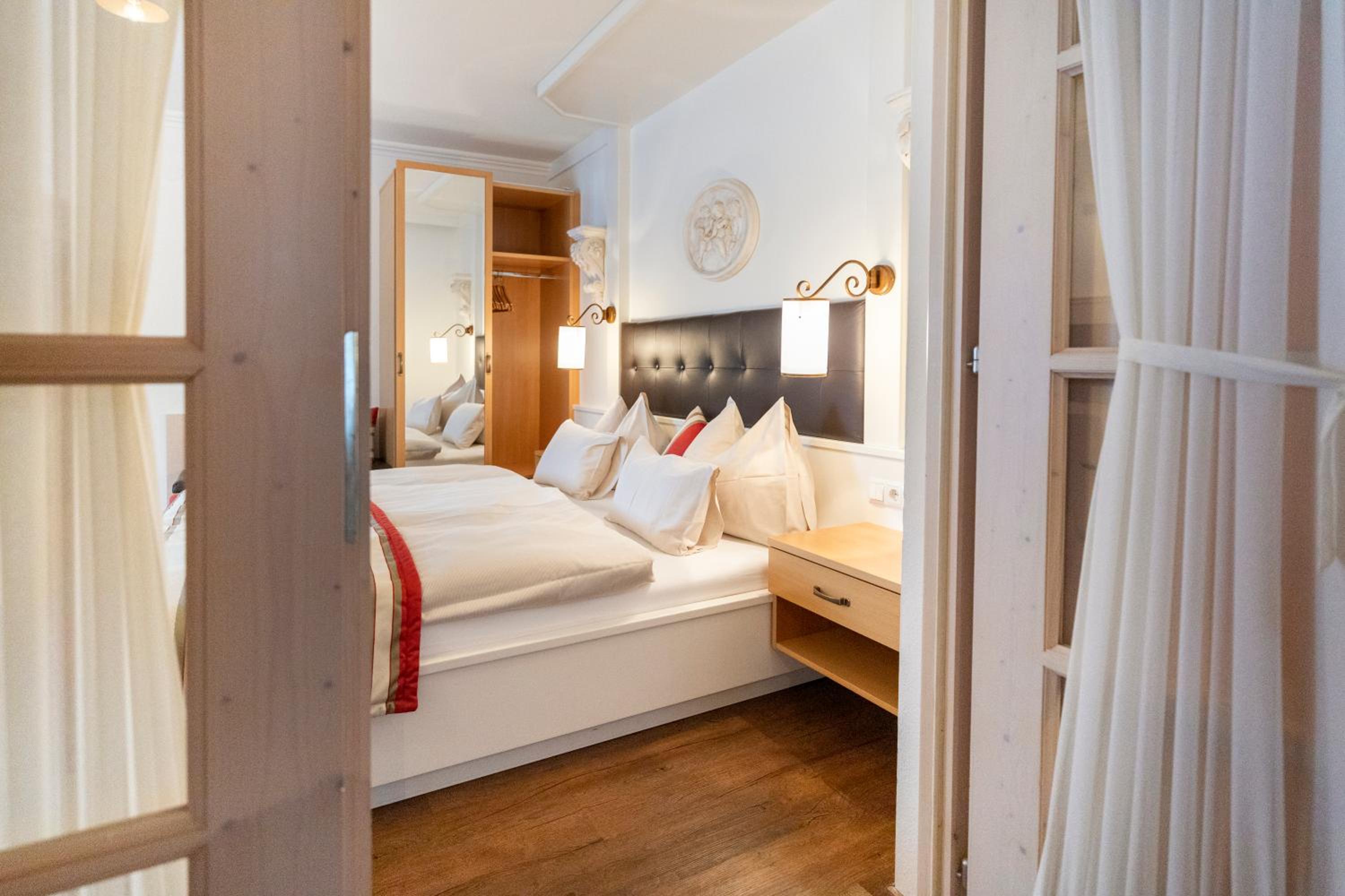 Family Suite with Balcony and Mountain View - Photo 8