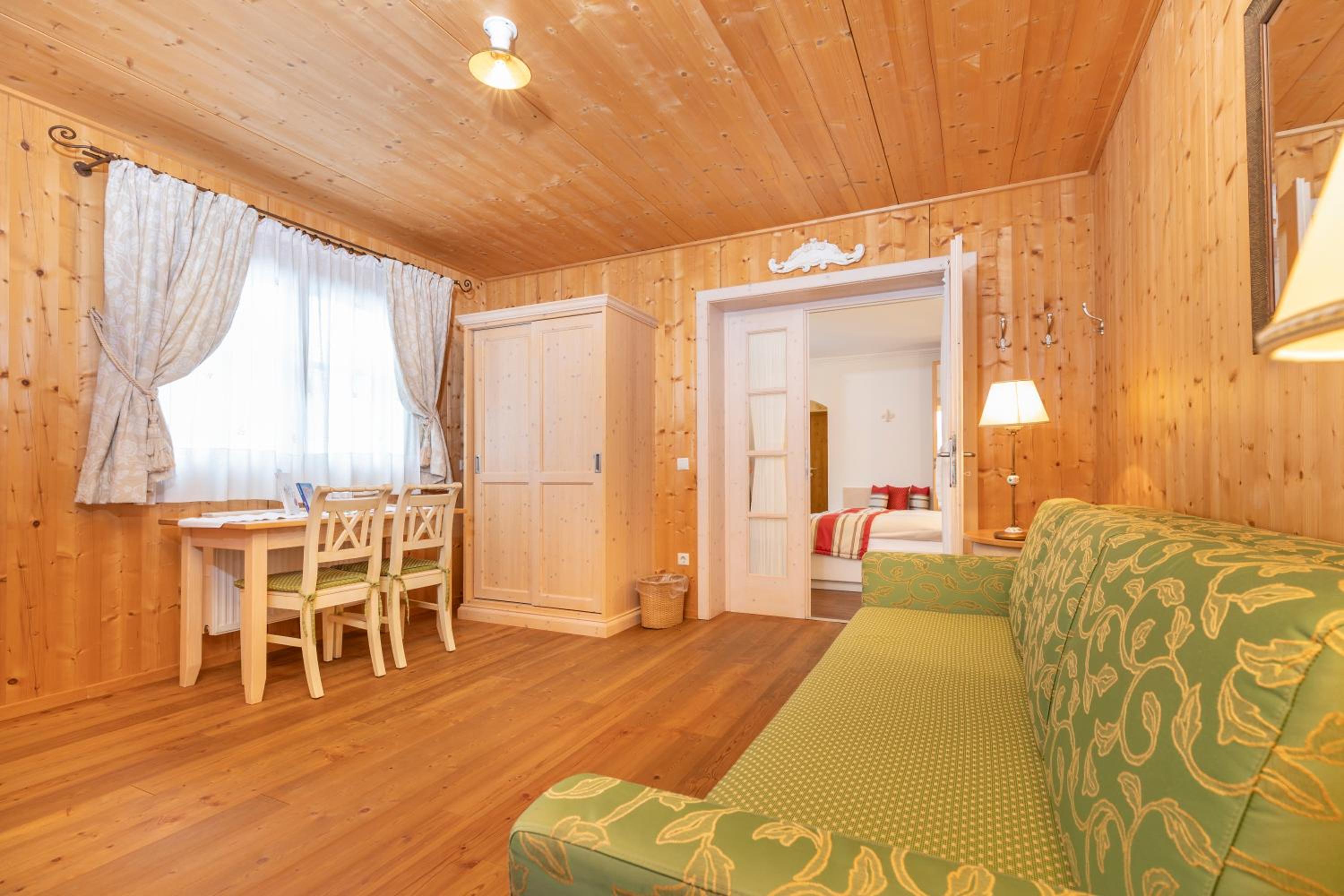 Family Suite with Balcony and Mountain View - Photo 2