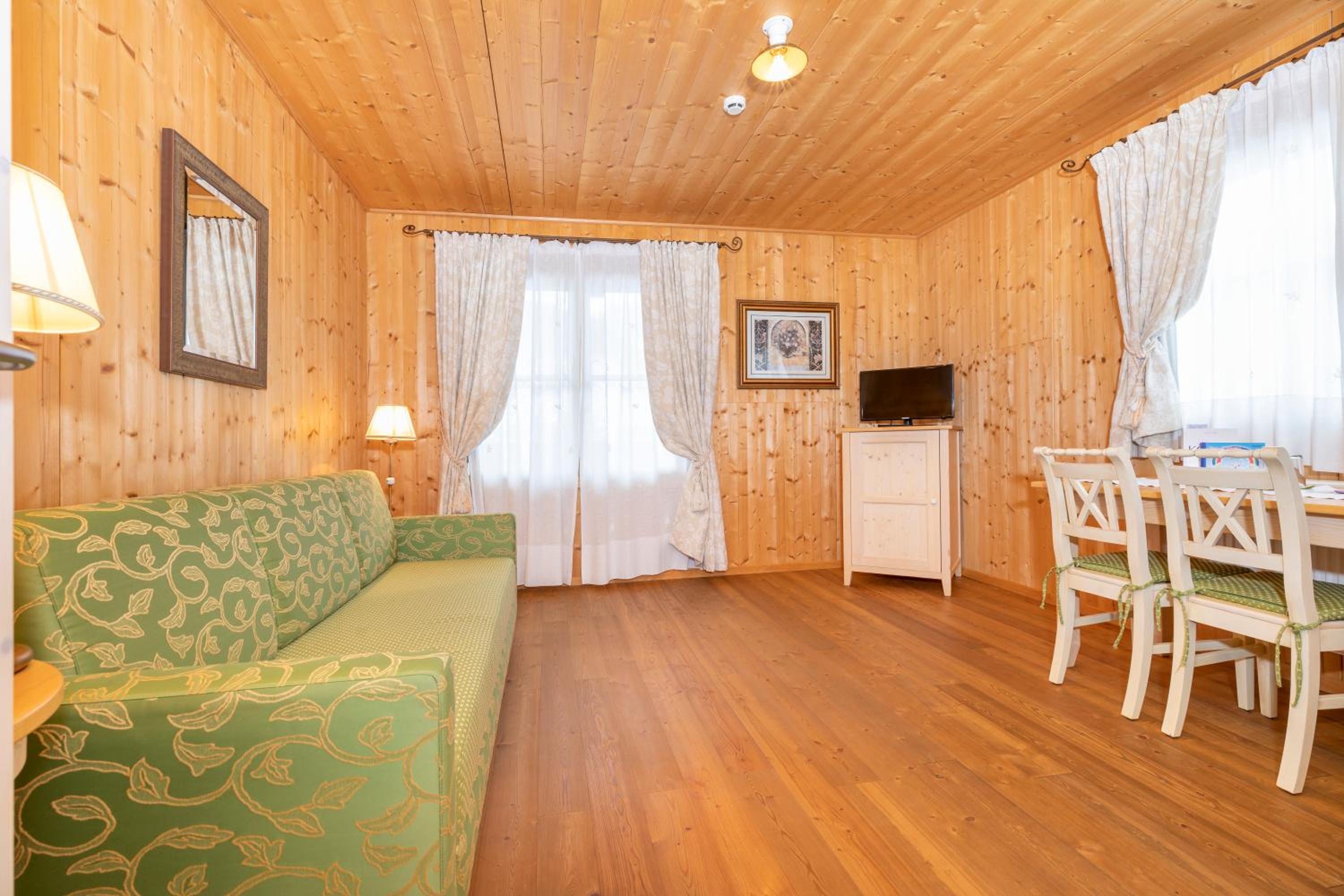 Family Suite with Balcony and Mountain View - Photo 4
