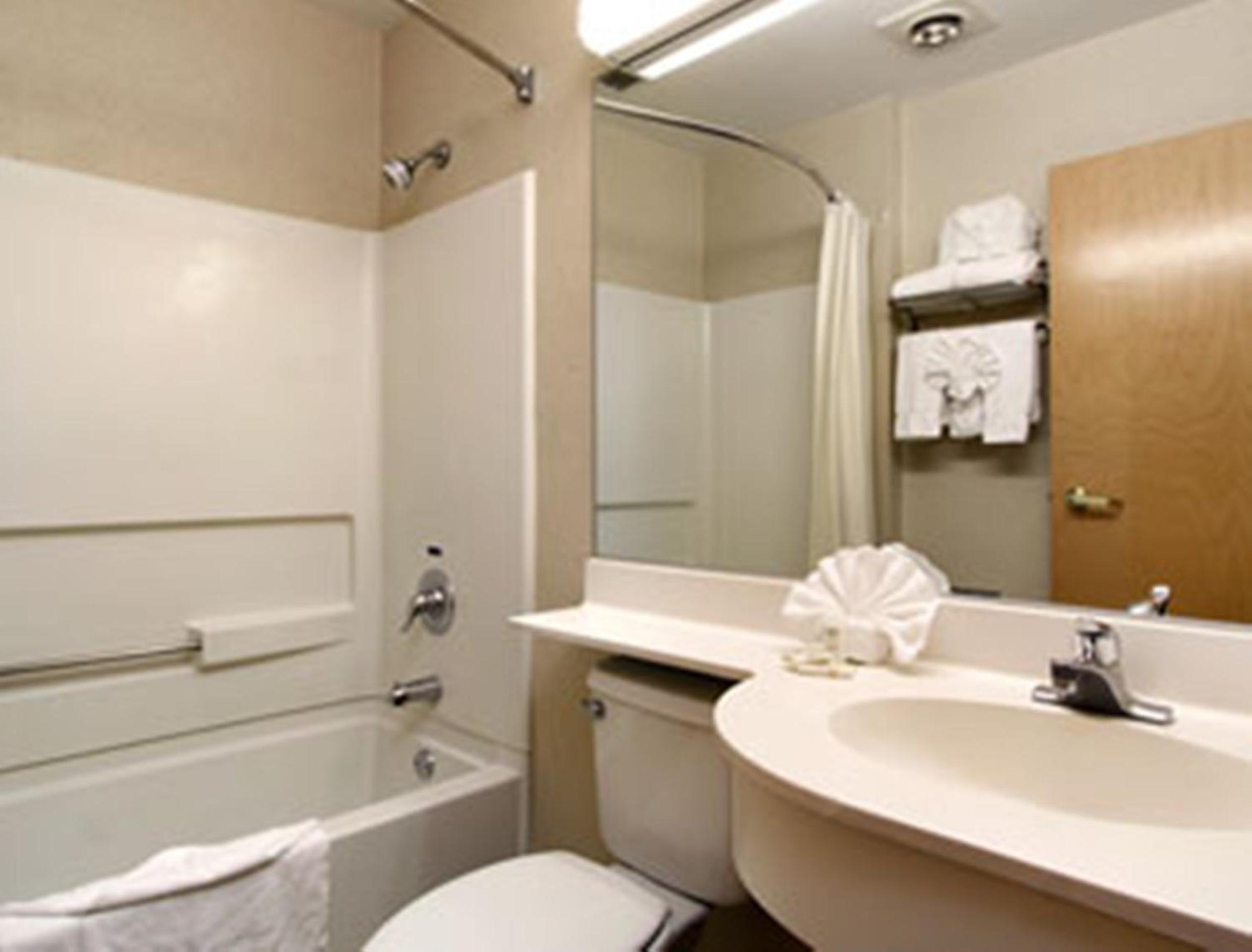 Queen Room with Two Queen Beds - Non-Smoking photo 2