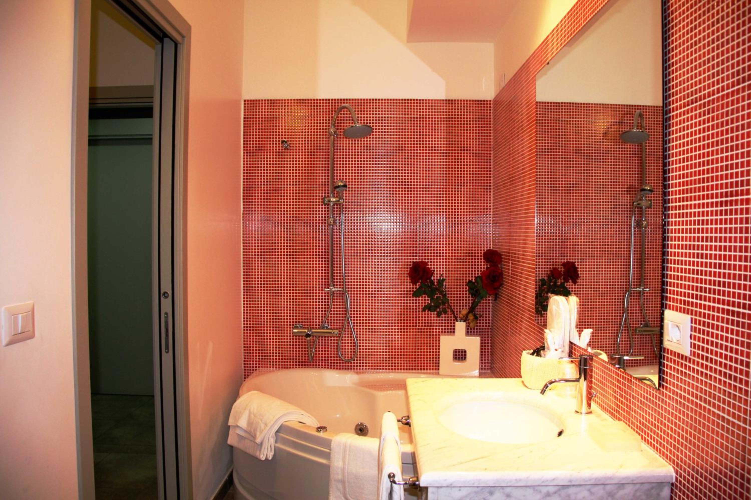 Queen Room with Spa Bath - Photo 20