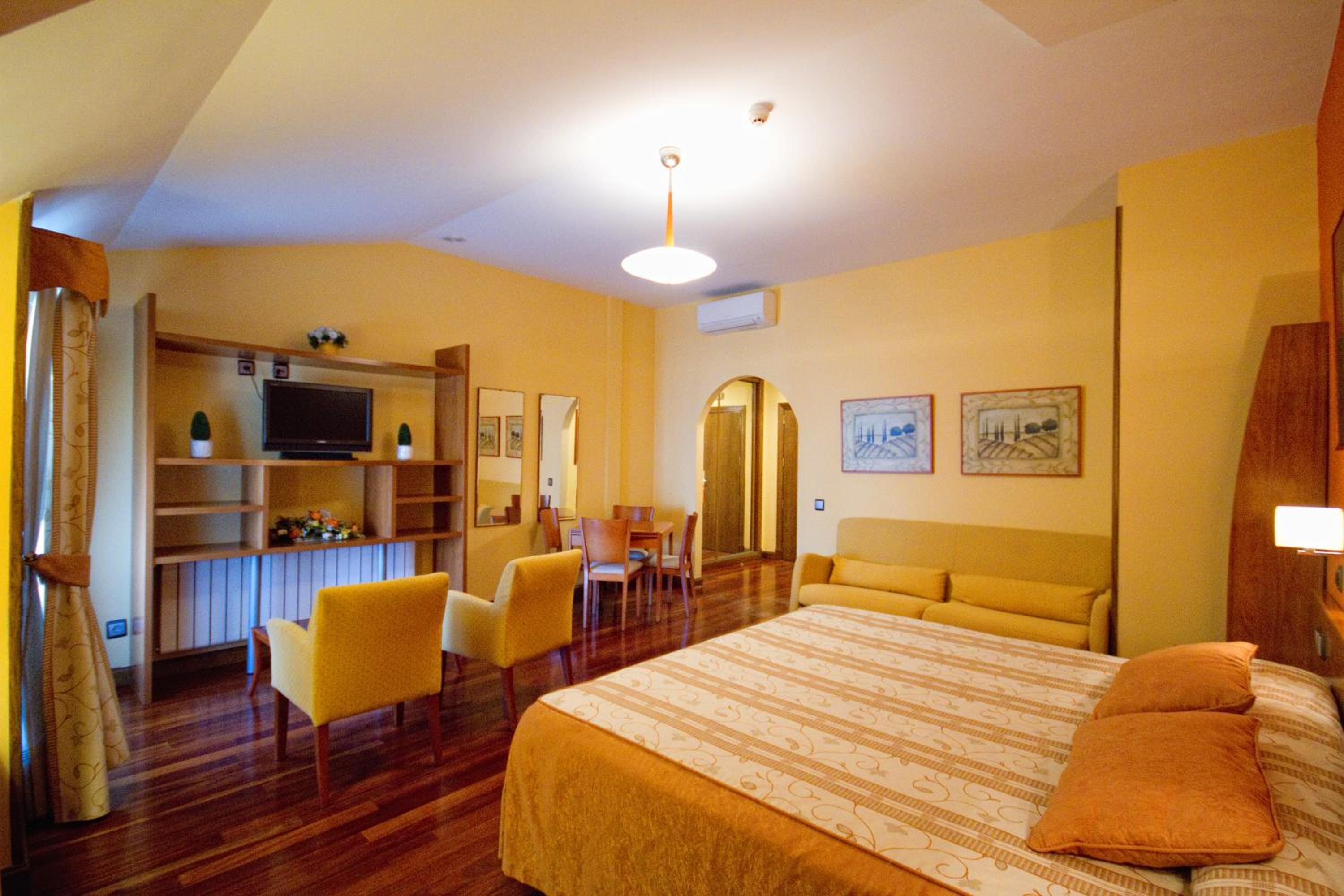 Deluxe King Room - Photo 4