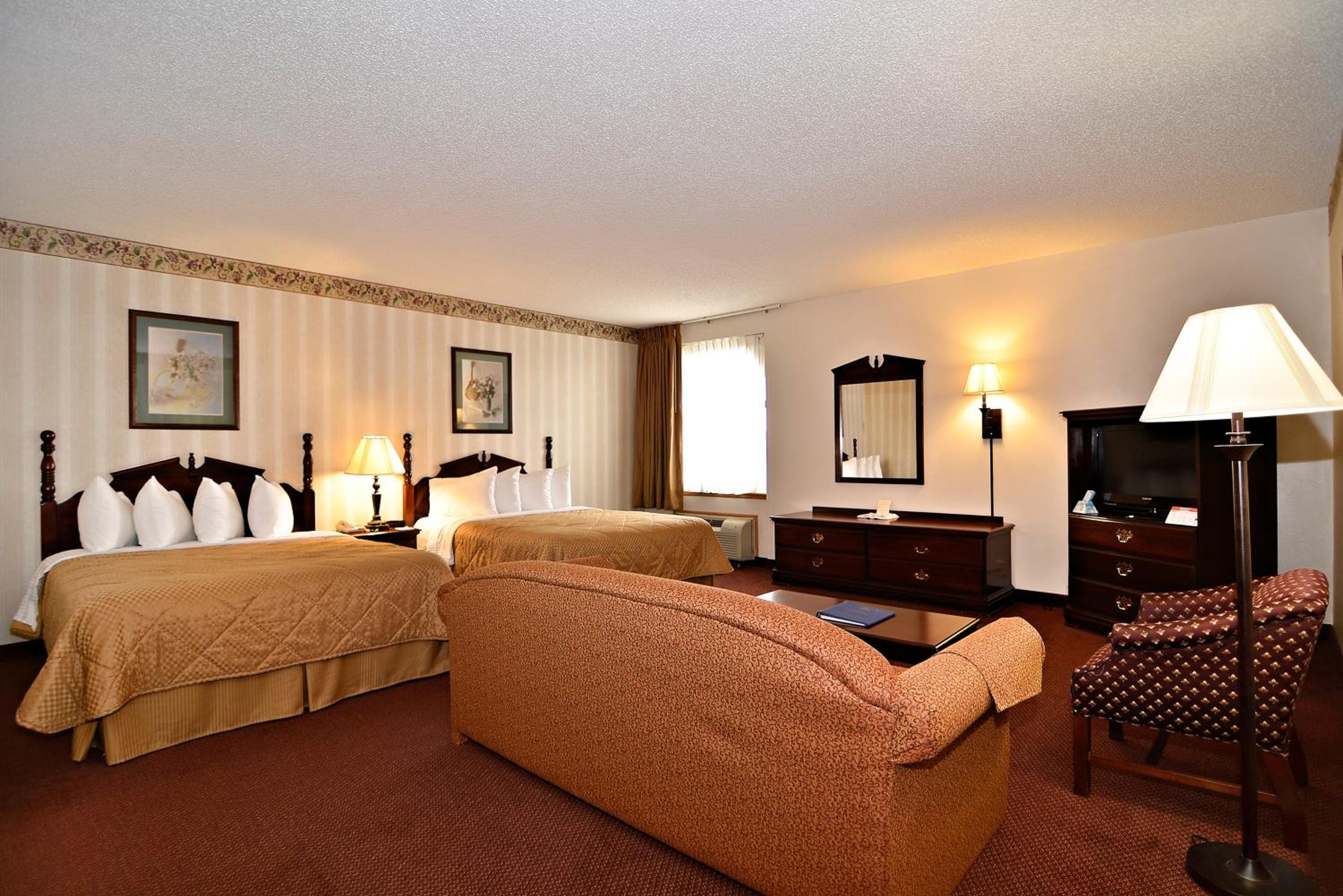 Queen Suite with Two Queen Beds - Non-Smoking - Photo 6