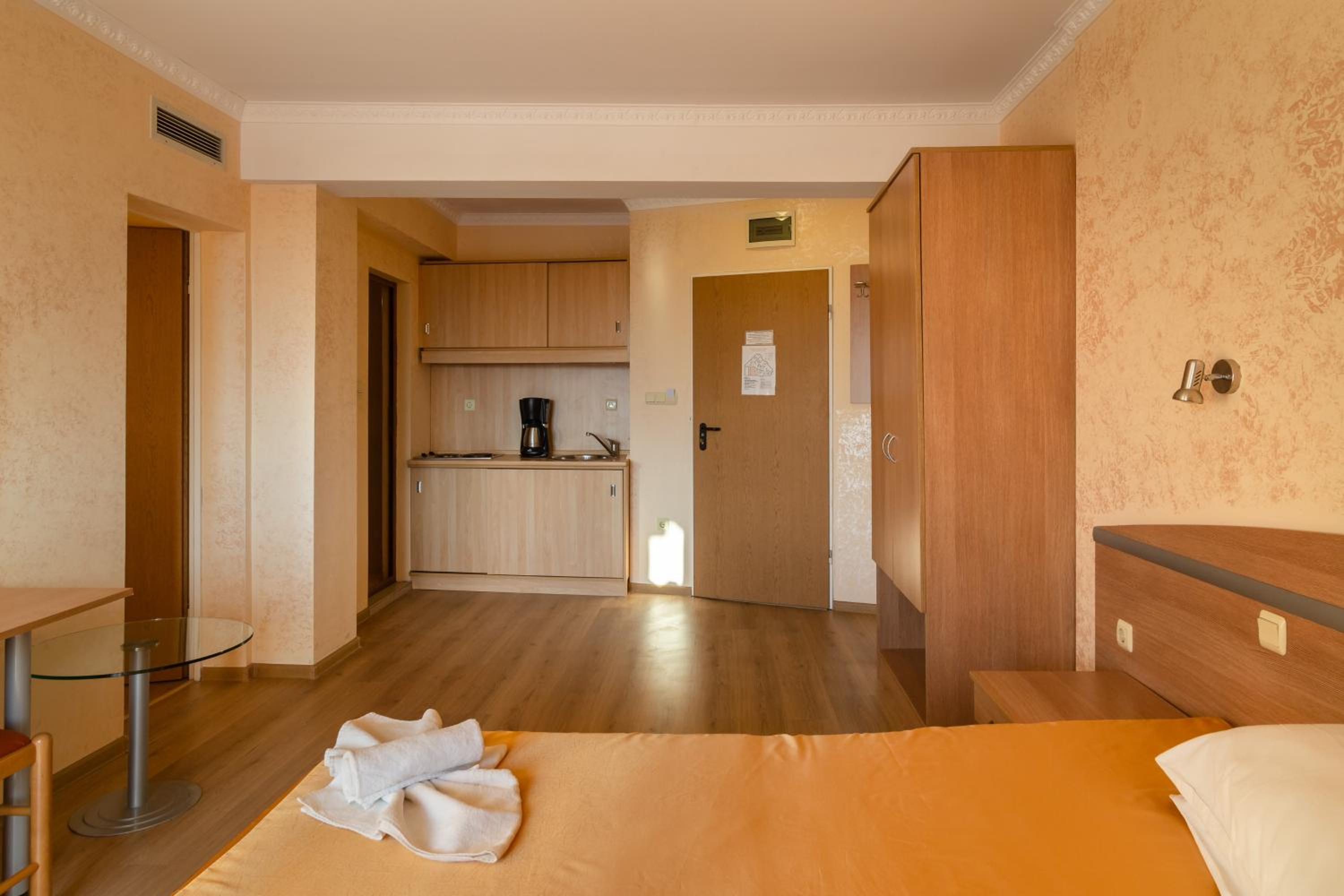 One-Bedroom Apartment (4 Adults) photo 3