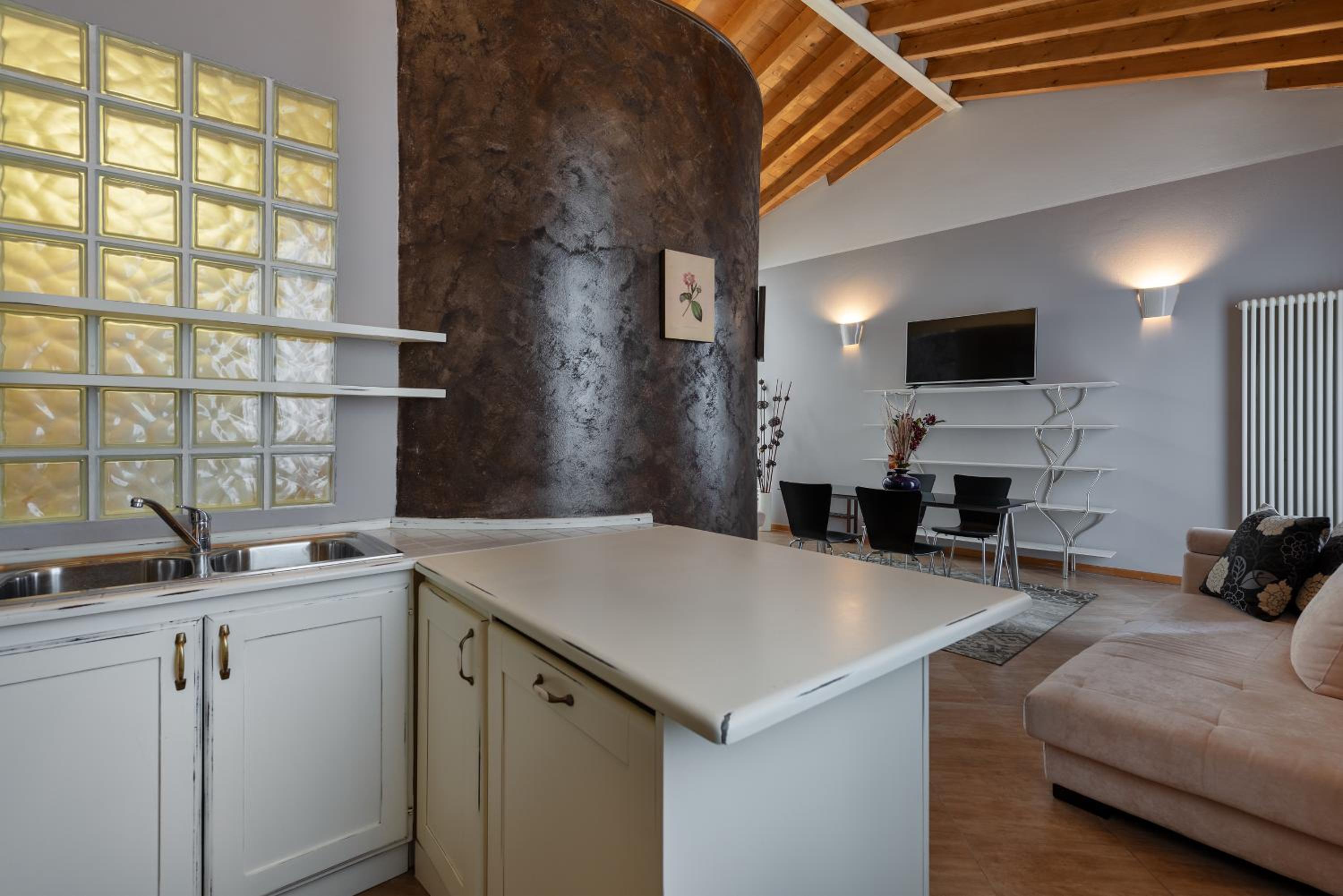 Deluxe Apartment - Separate Building - Photo 2