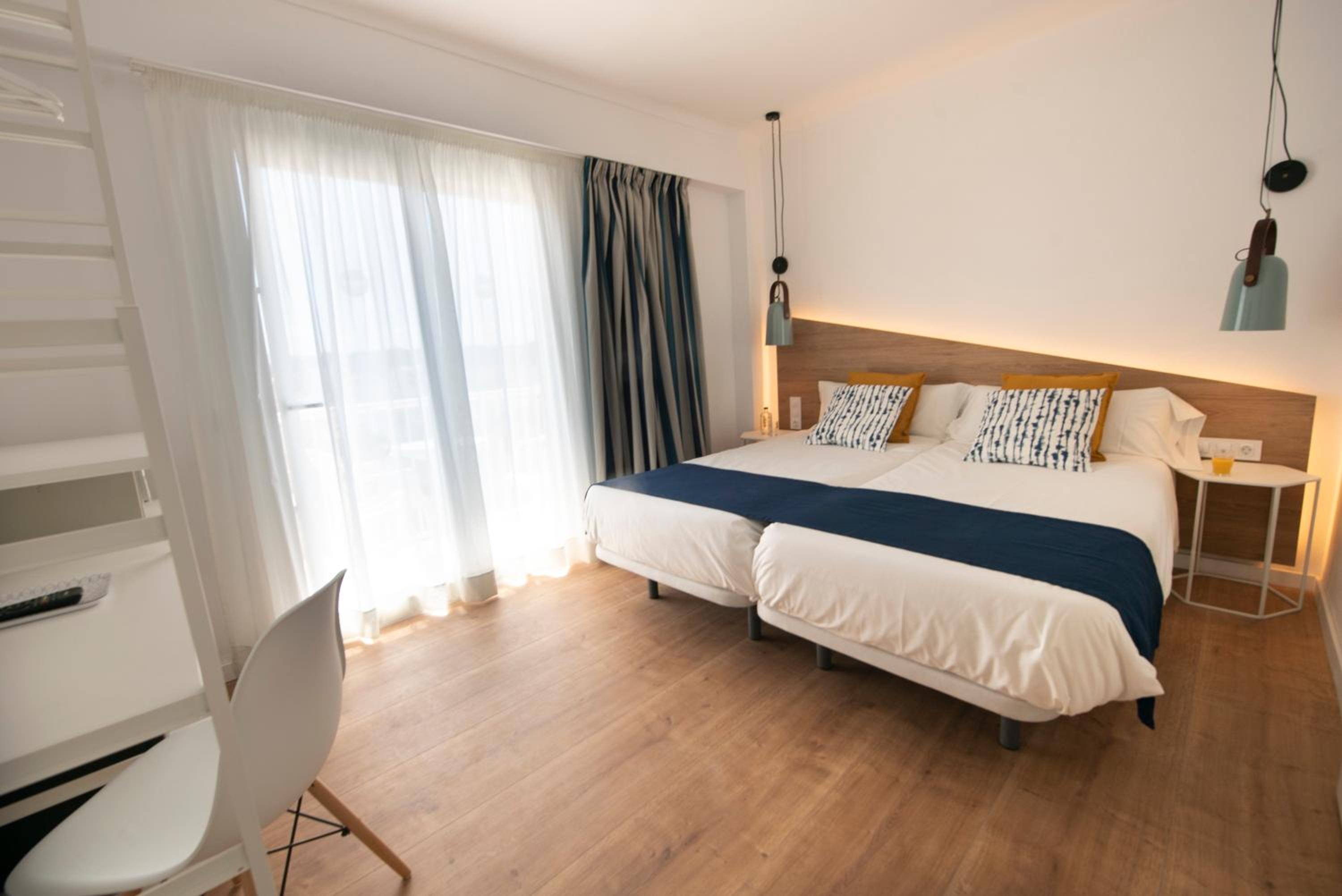 Habitación Doble con Vista al Mar y Balcón