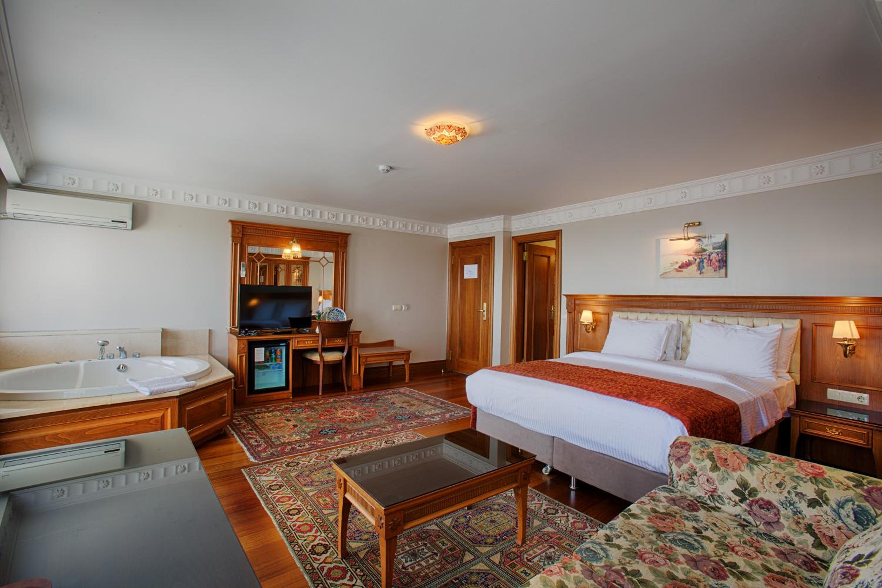 Triple Room with Sea View and Hot Tub photo 2