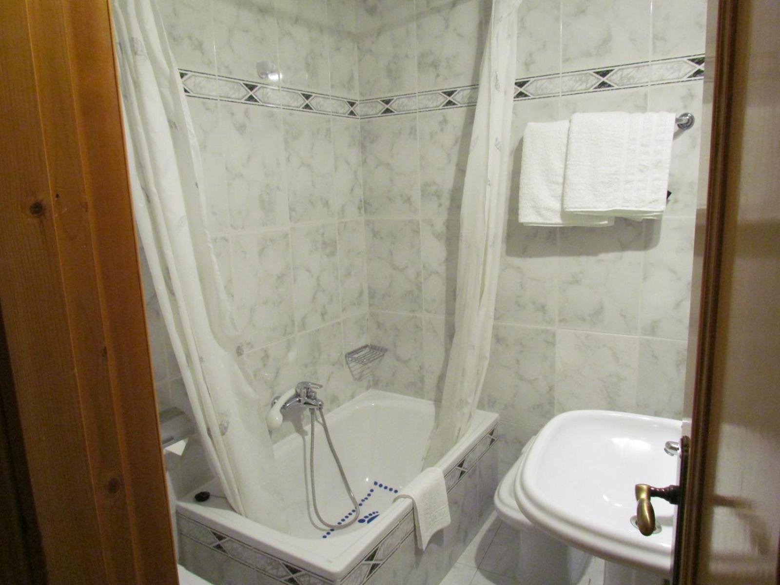 Double Room - Attic - Photo 11