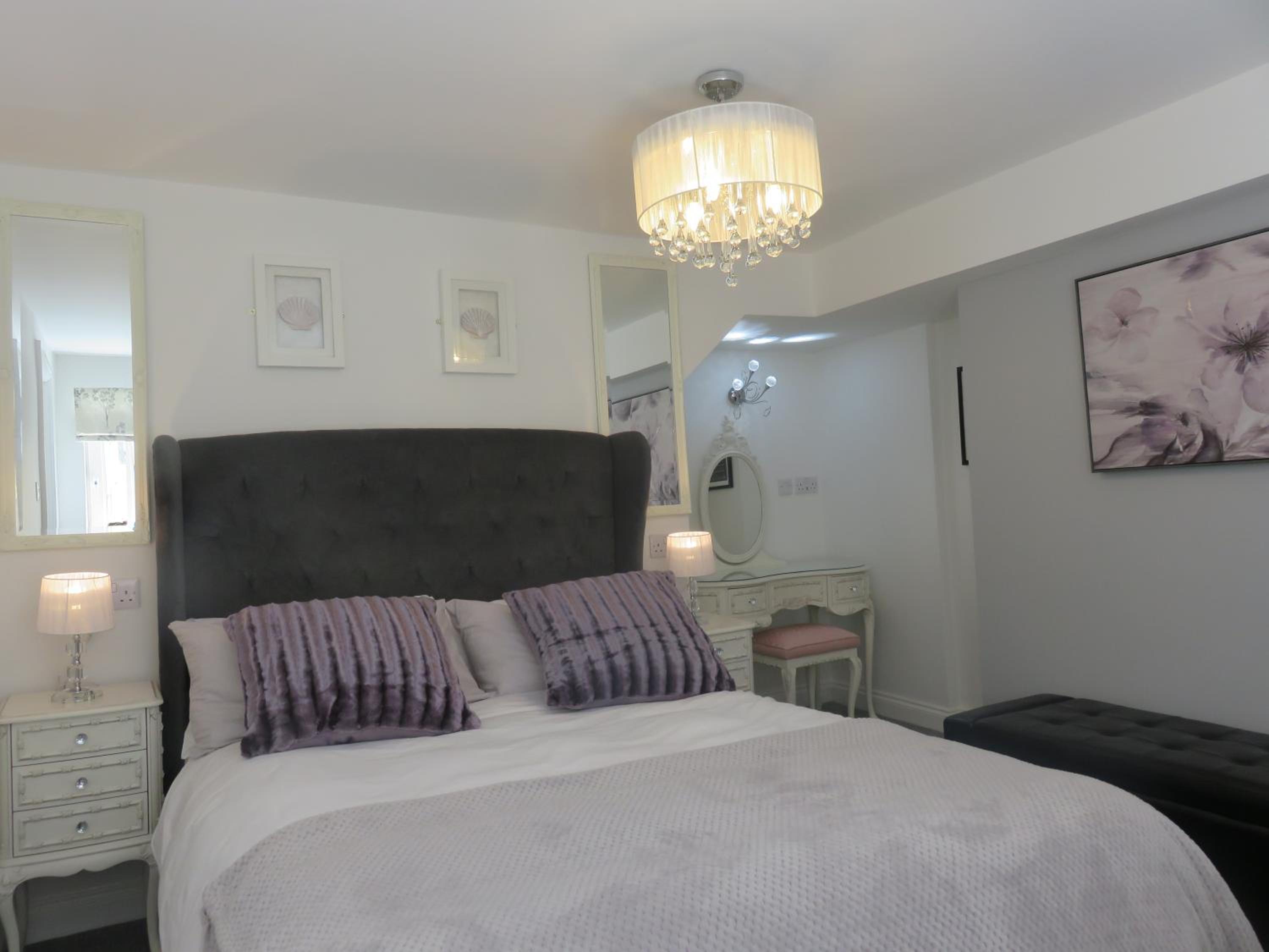 One-Bedroom Apartment - Photo 4