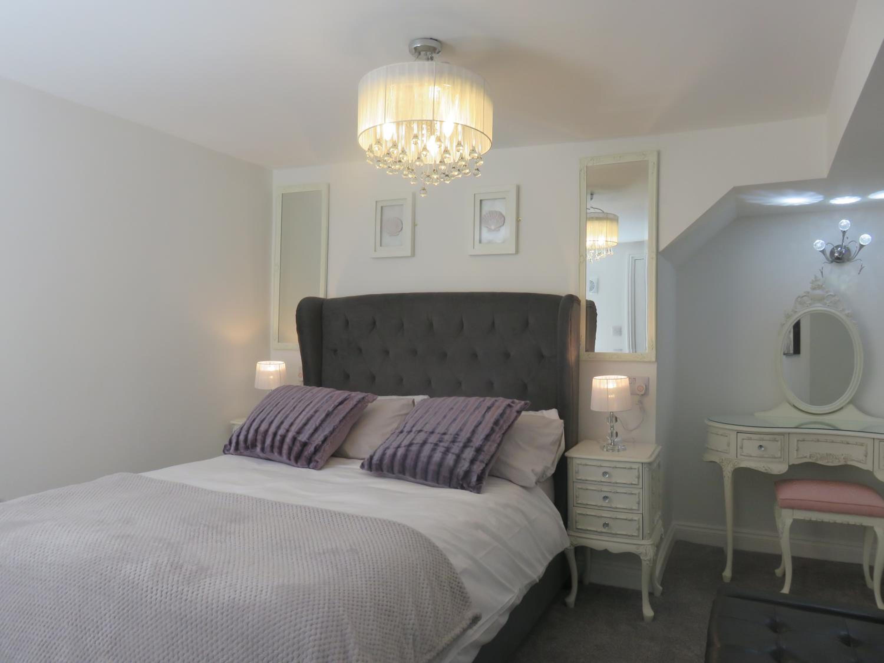 One-Bedroom Apartment - Photo 5