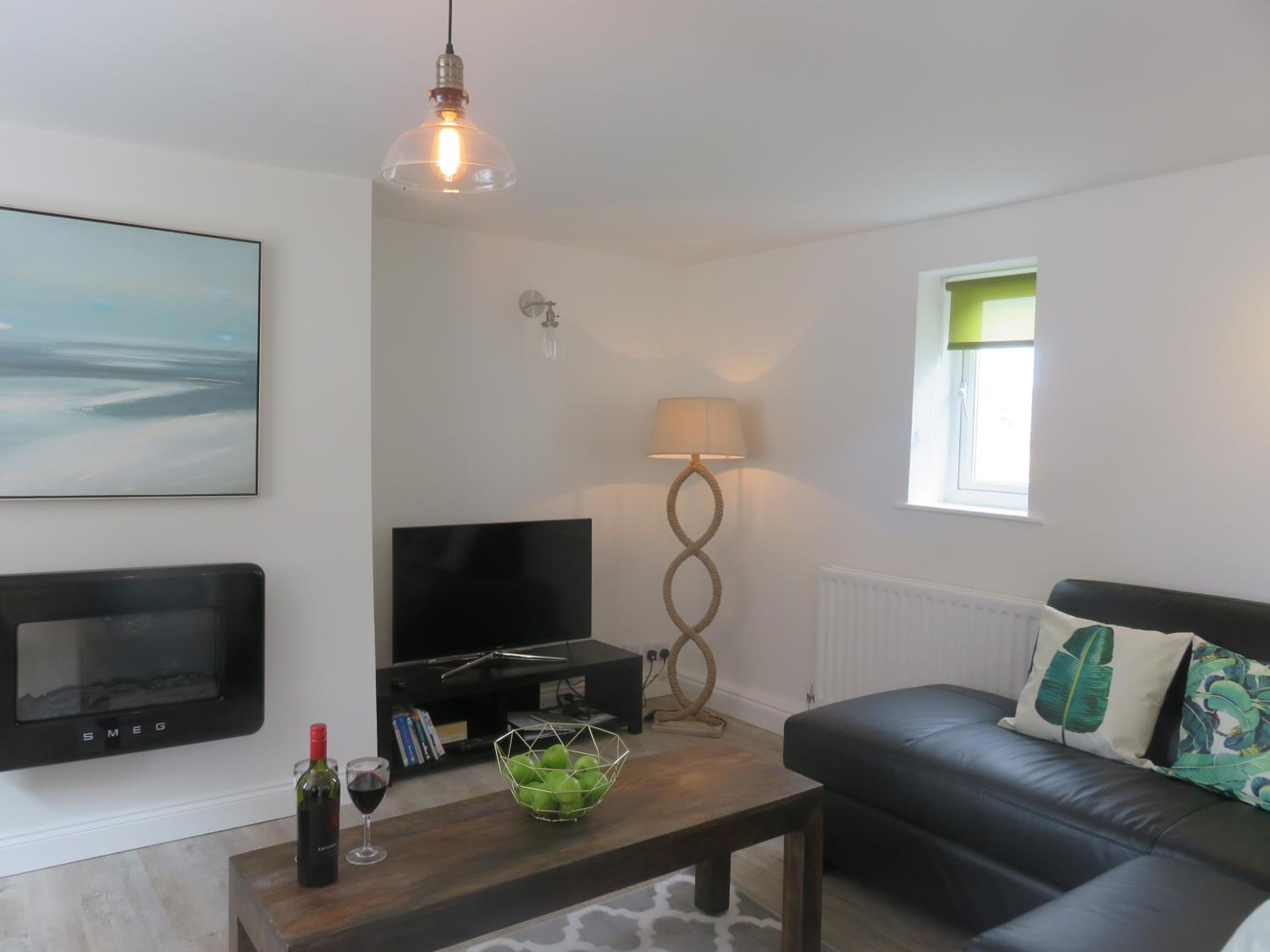 One-Bedroom Apartment - Photo 2