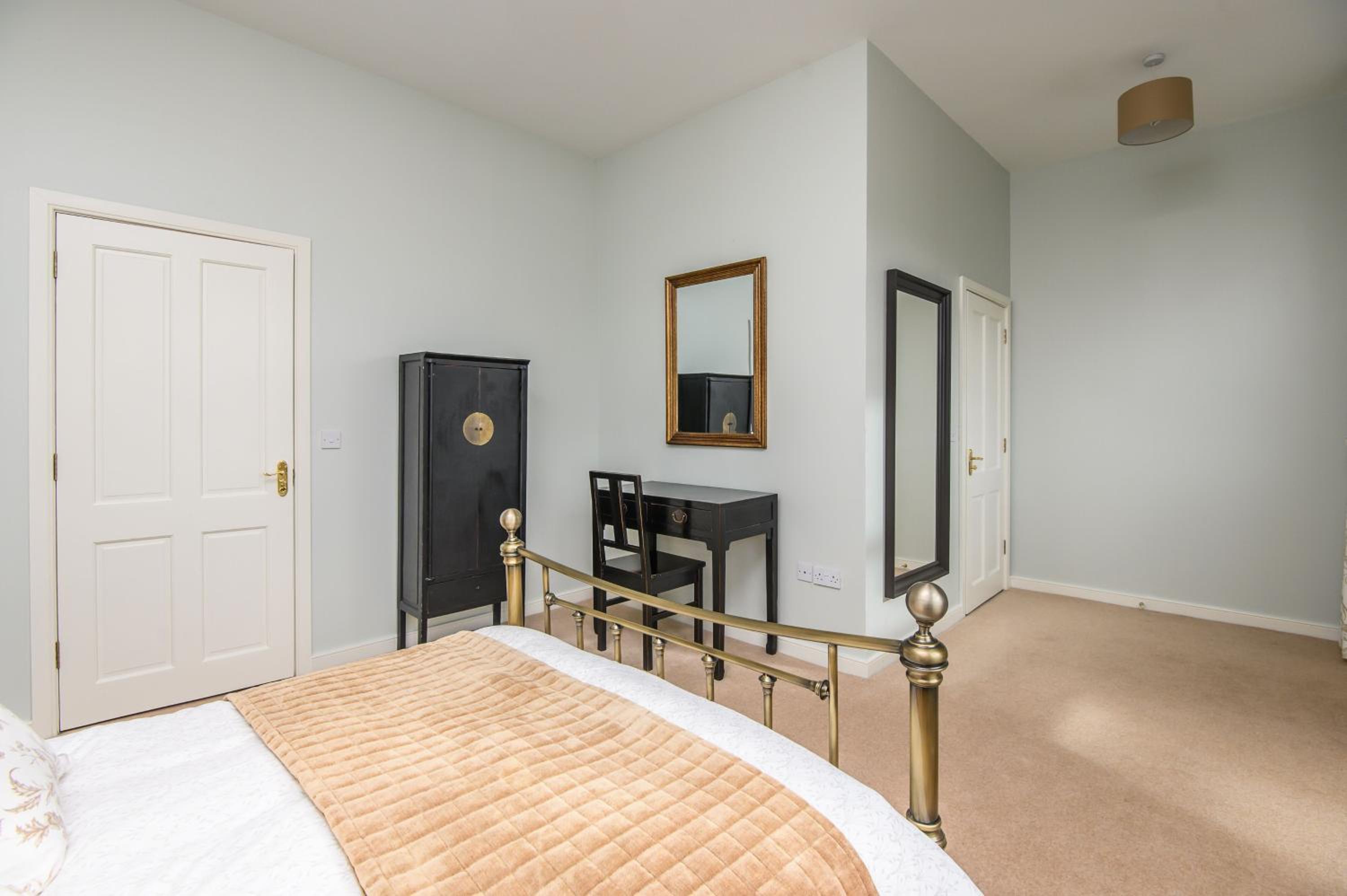 Four-Bedroom House - Photo 2