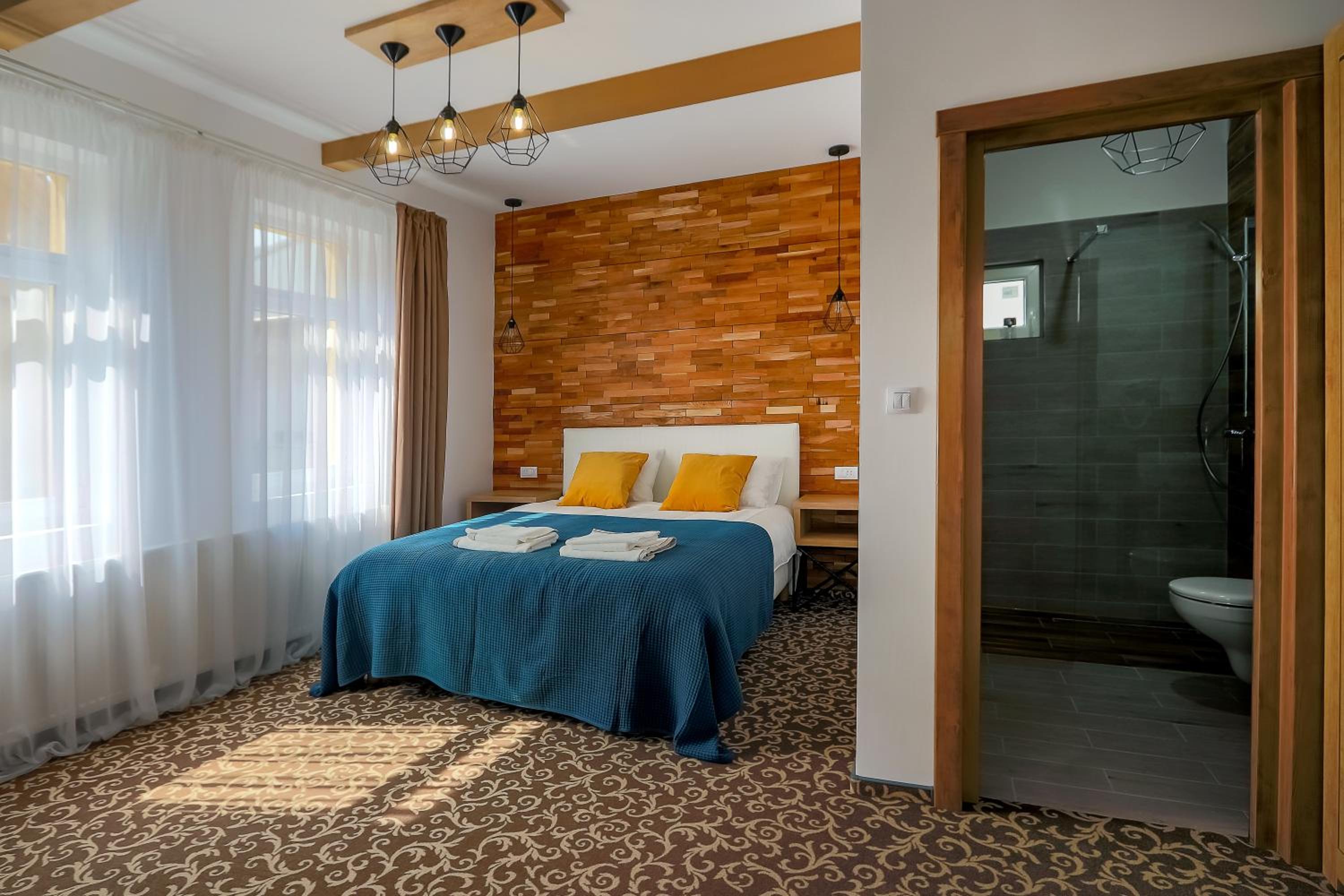 Deluxe Room (2 Adults + 1 Child) - Photo 1