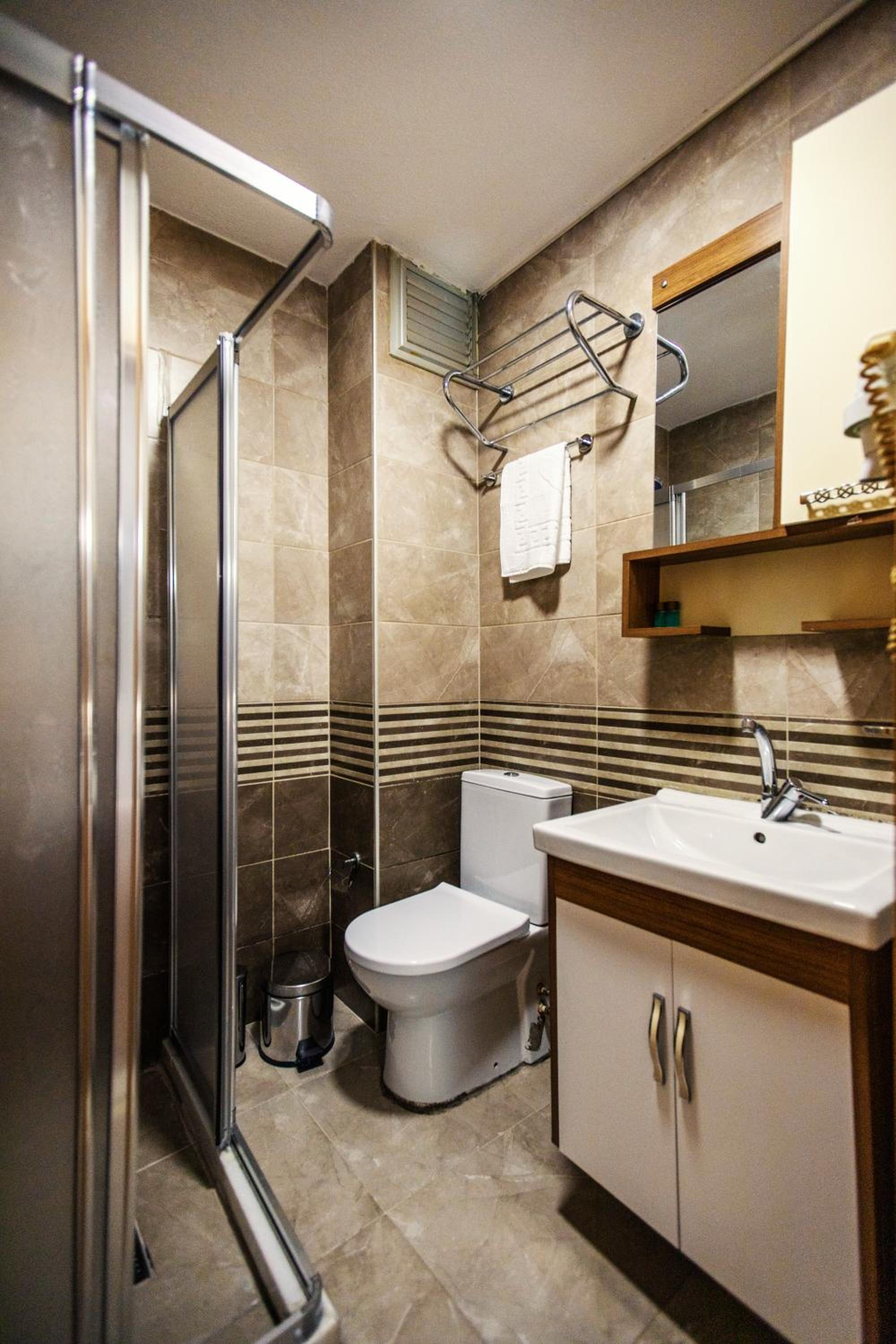 Economy Triple Room photo 3