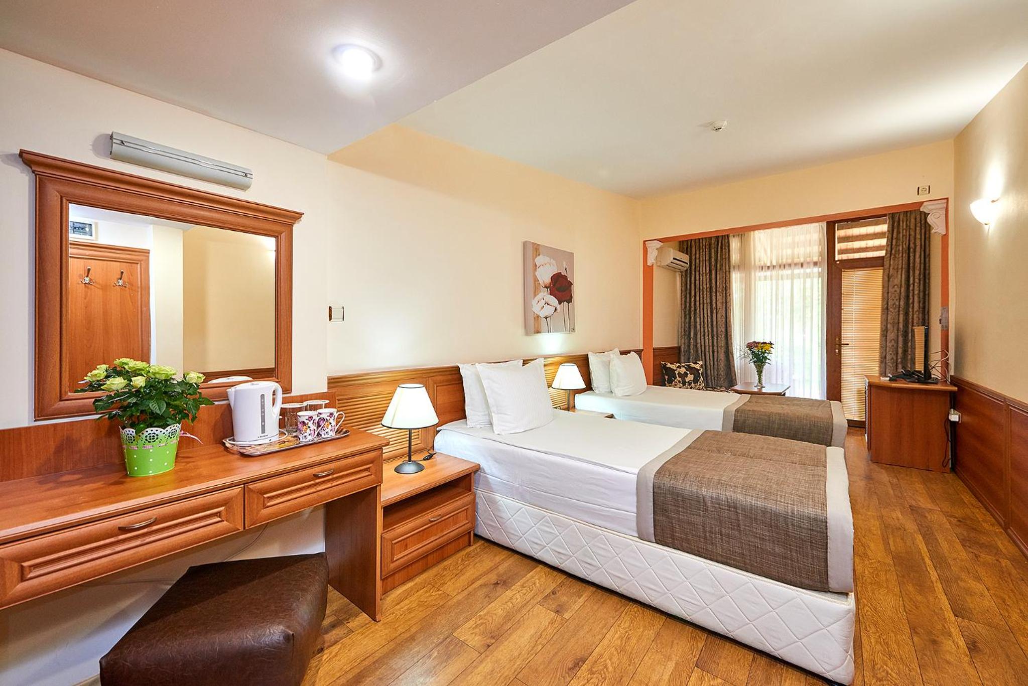Deluxe Twin Room with Patio photo 1