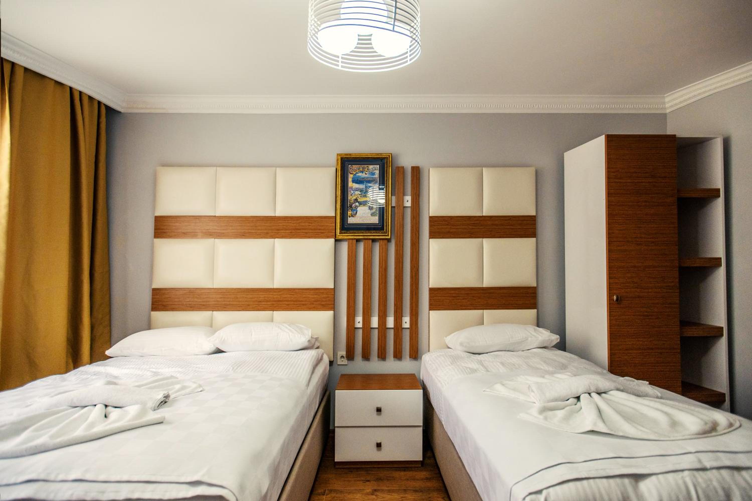Economy Triple Room photo 2