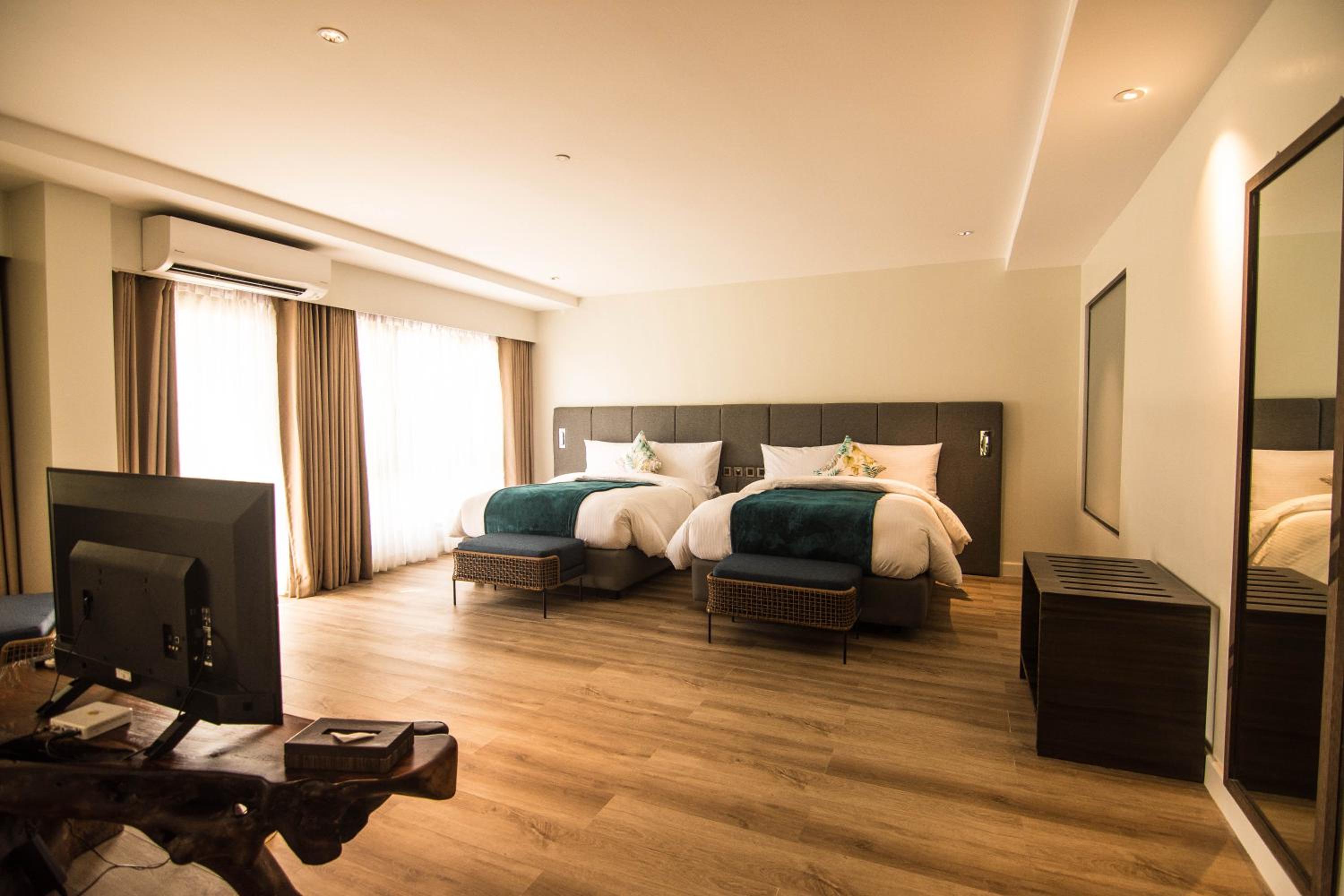 Family Suite with Balcony - Photo 2