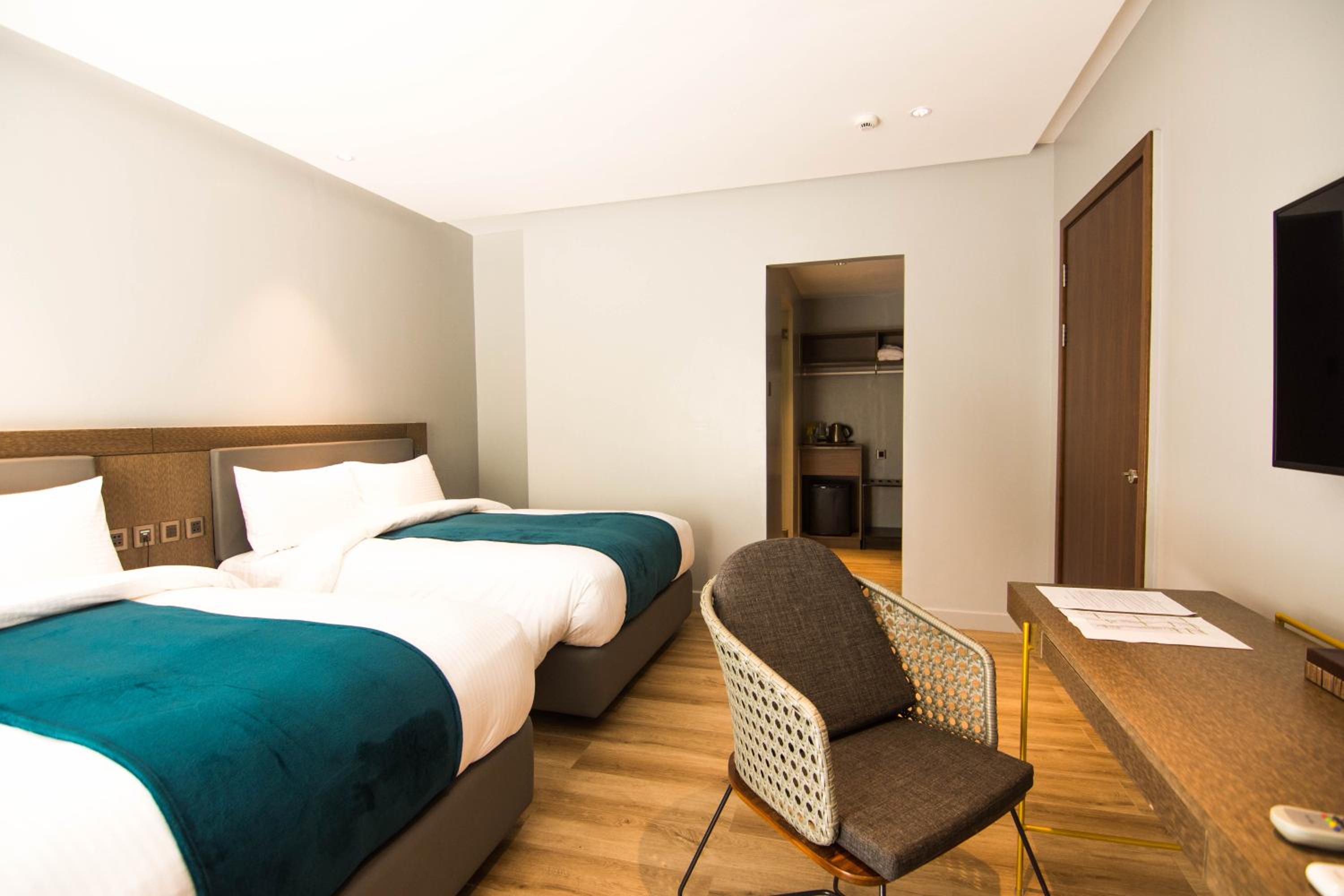 Family Suite with Balcony - Photo 7