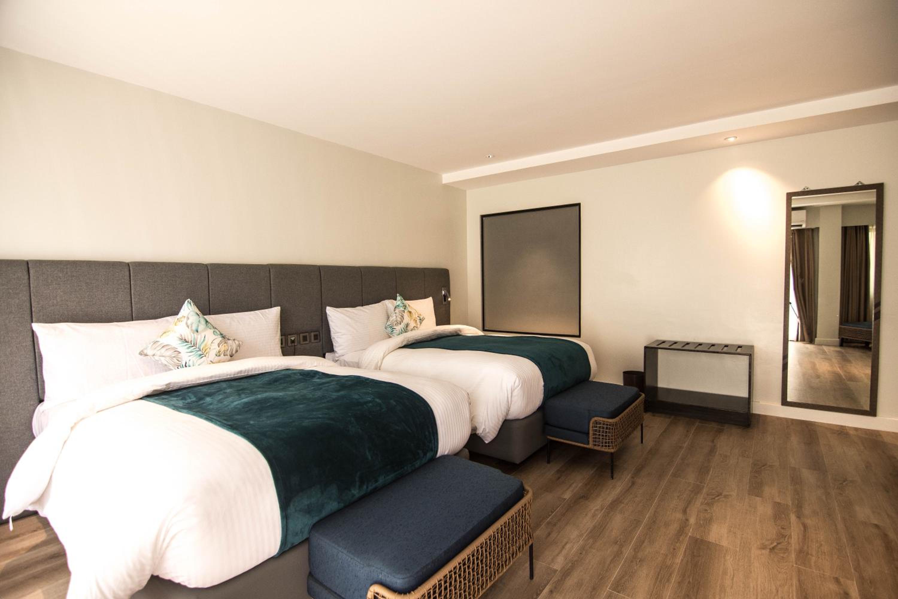 Family Suite with Balcony - Photo 3