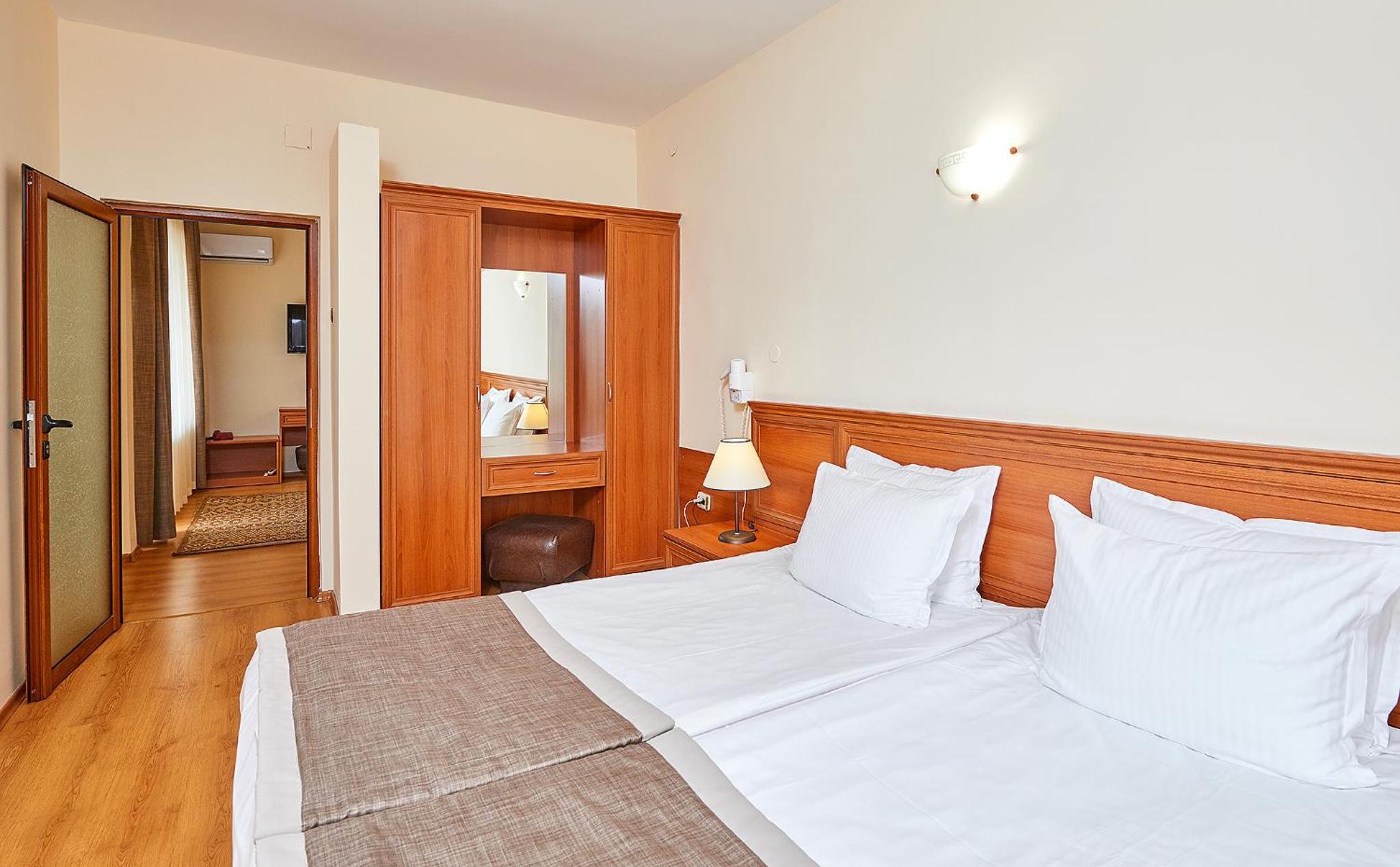 One-Bedroom Suite with Balcony photo 2