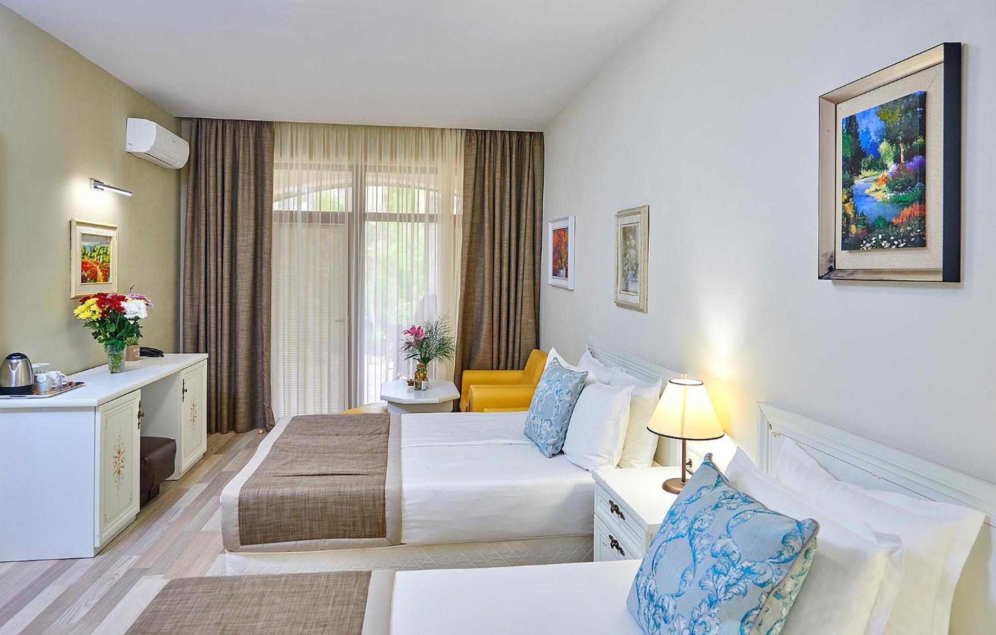 Superior Twin Room with Patio photo 1