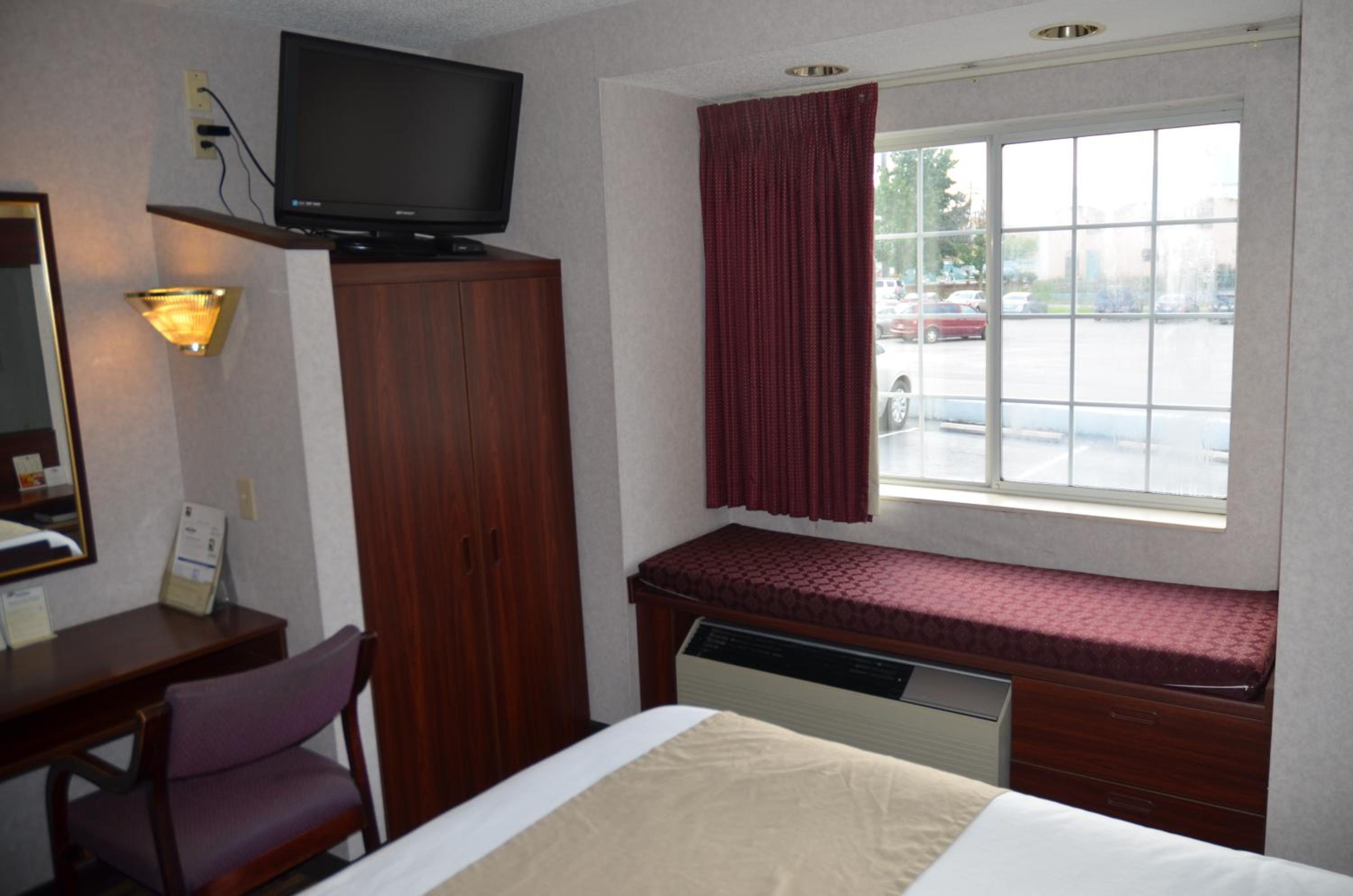 Queen Room with Two Queen Beds - Non-Smoking - Photo 9