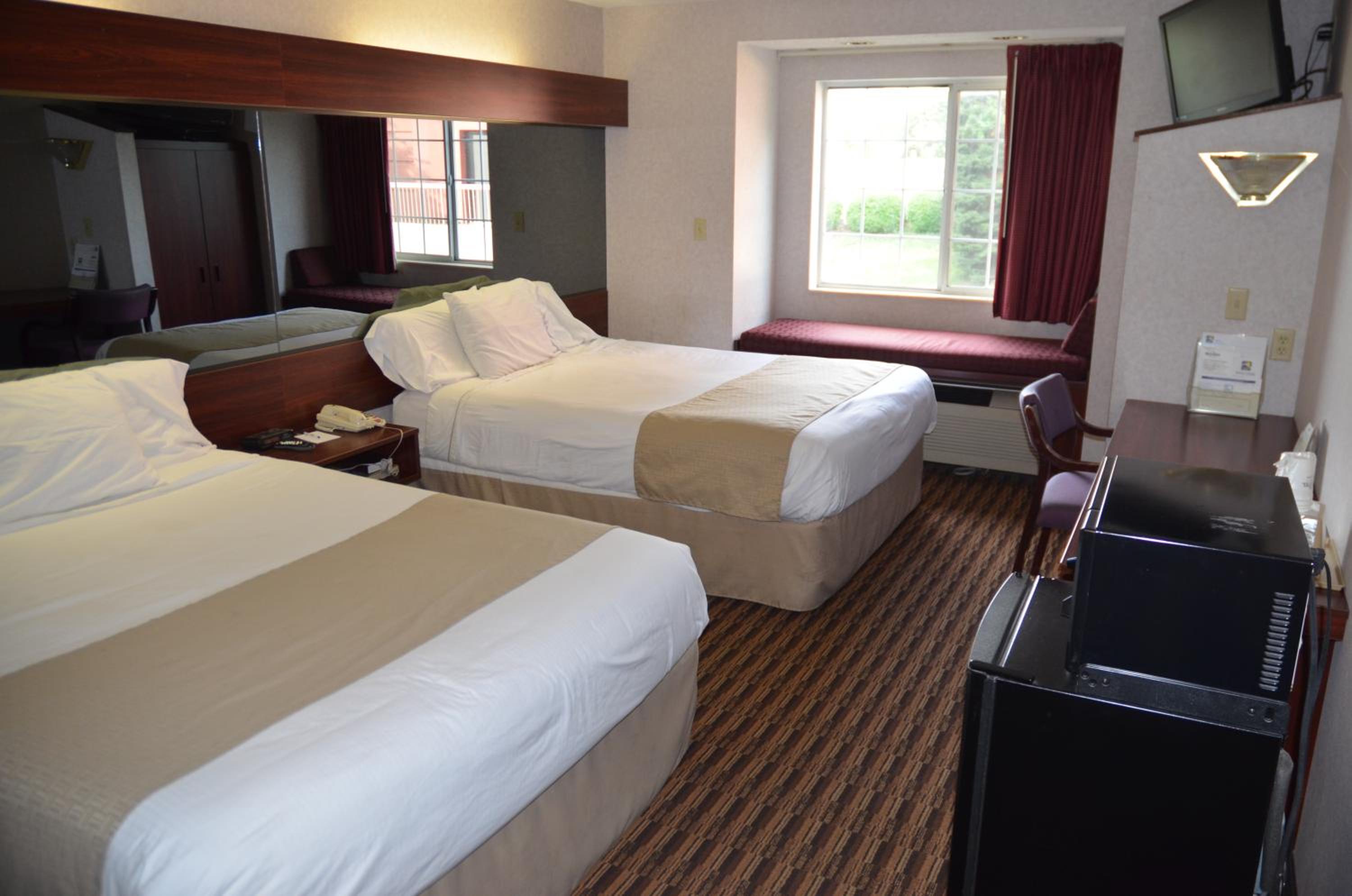 Queen Room with Two Queen Beds - Non-Smoking - Photo 8