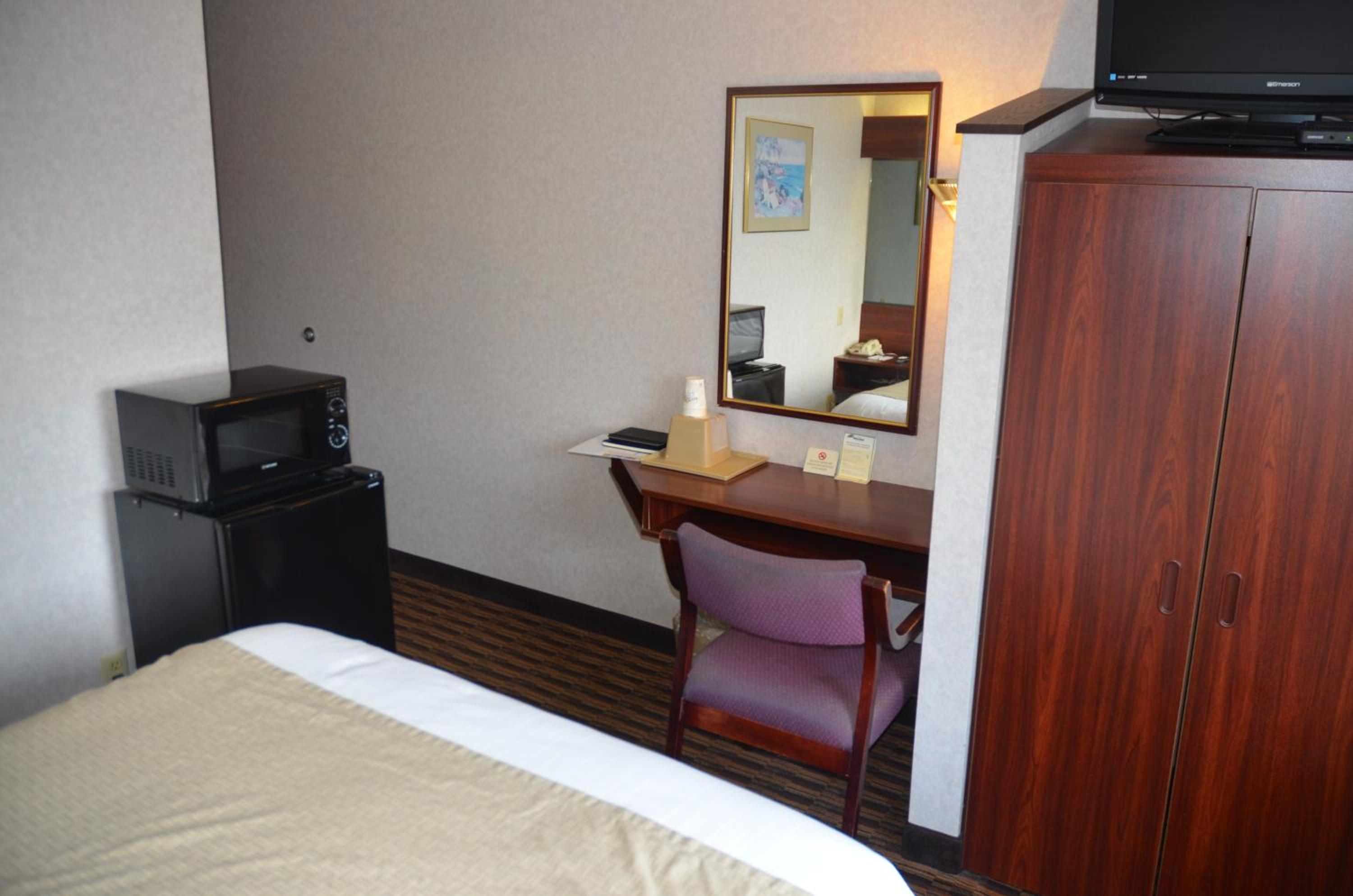 Queen Room with Two Queen Beds - Non-Smoking - Photo 10