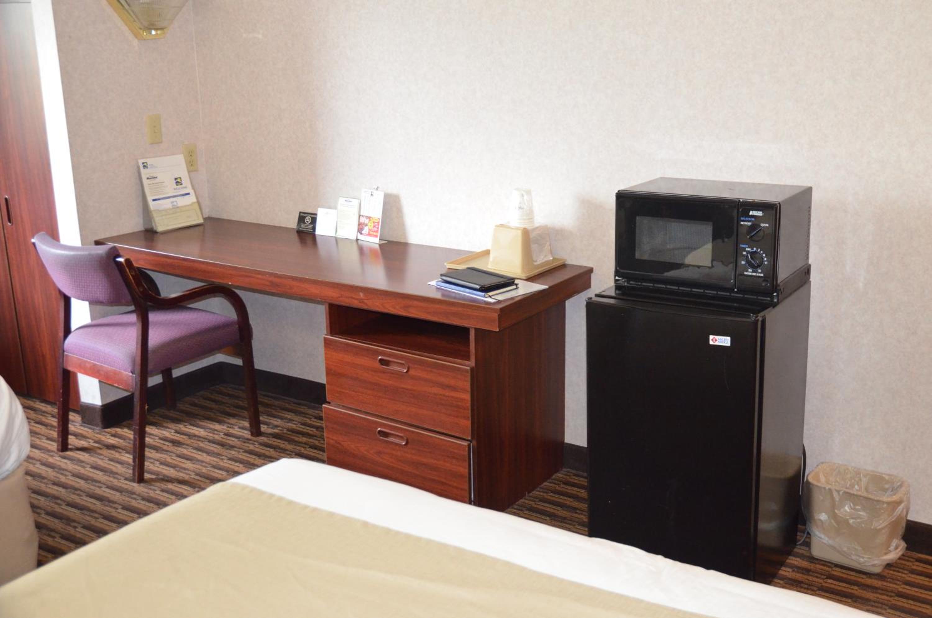 Queen Room with Two Queen Beds - Non-Smoking - Photo 3