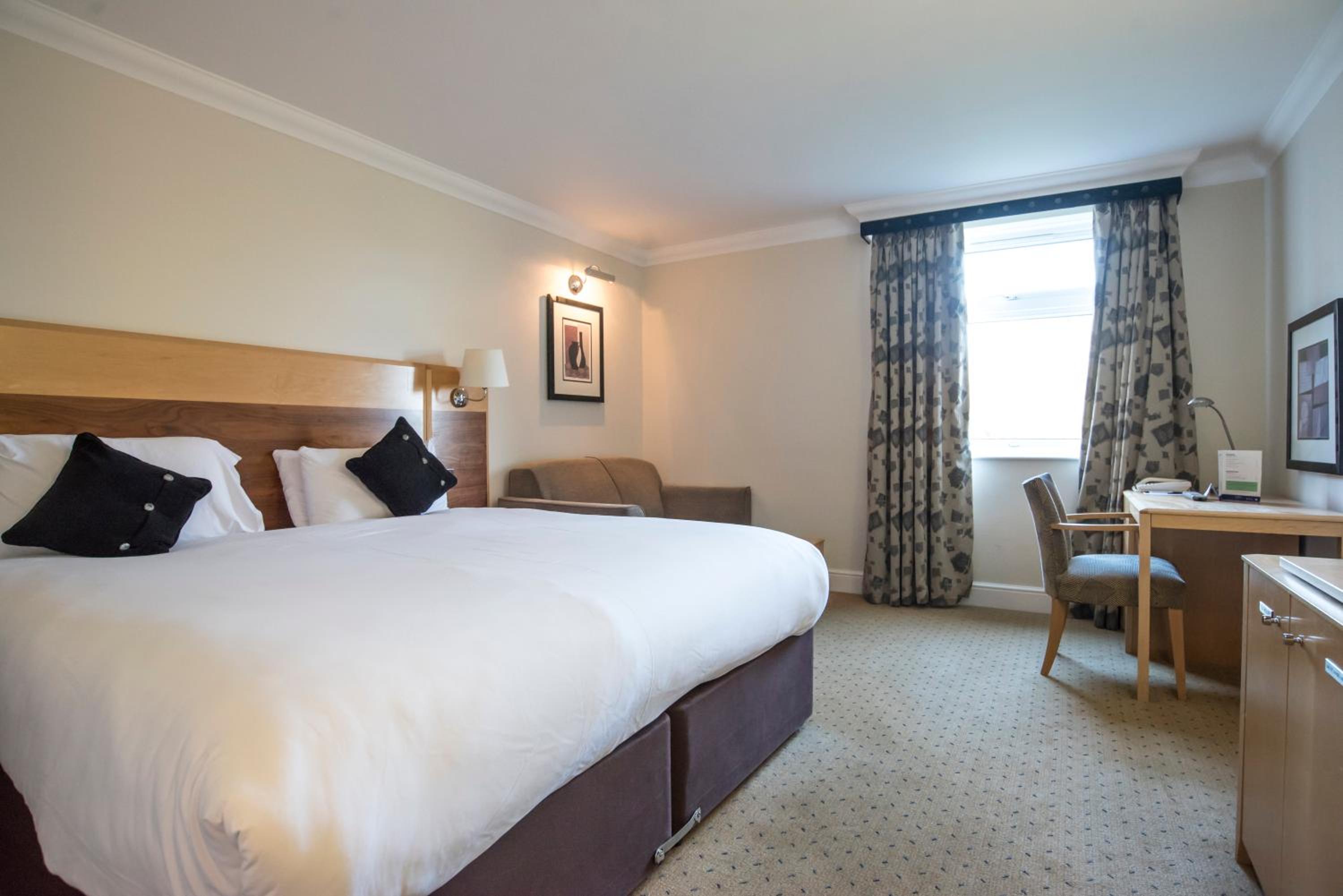 Ambassador Twin Room (Inc FREE PARKING, POOL & GYM) photo 1