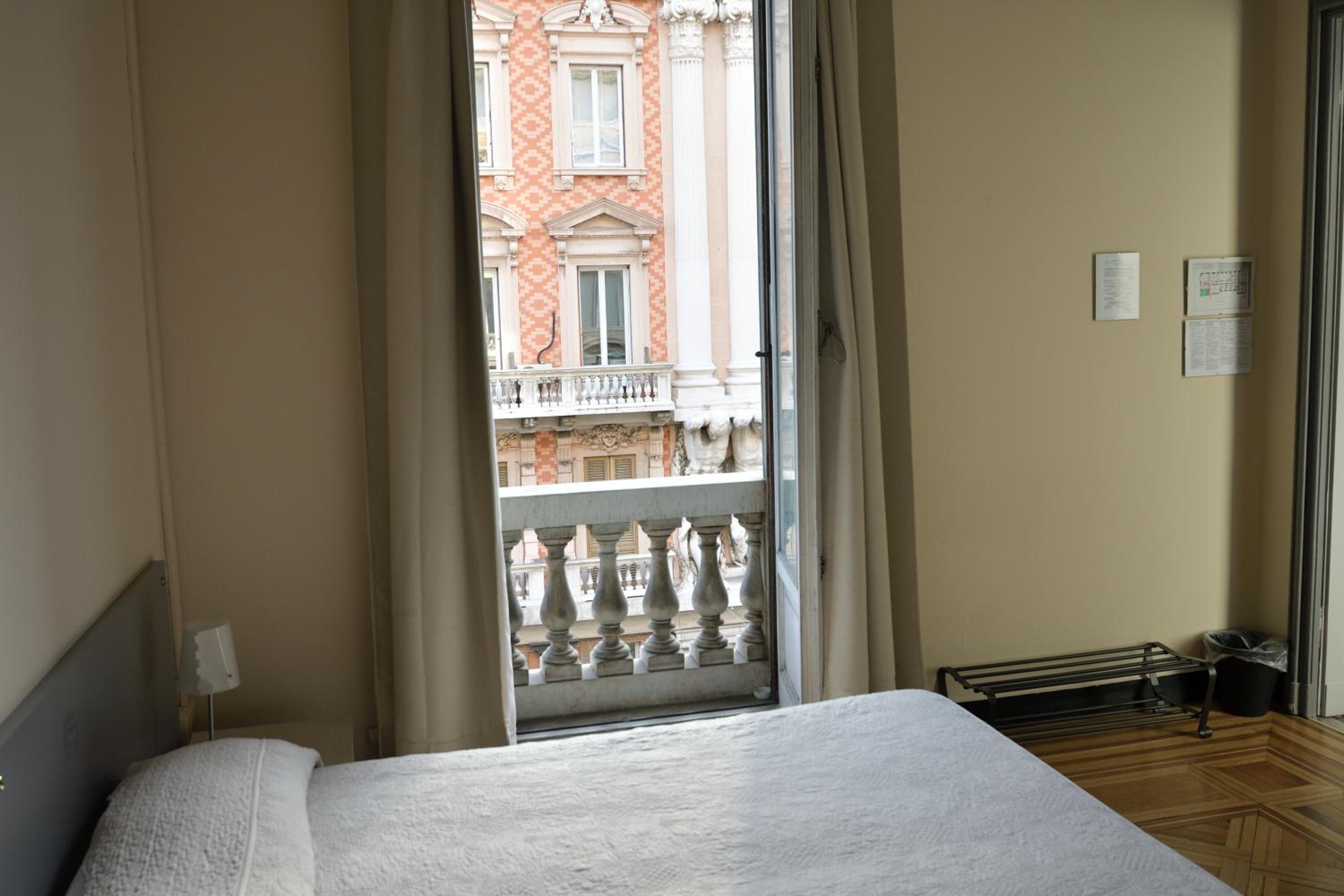Double Room with Private Bathroom - Photo 8