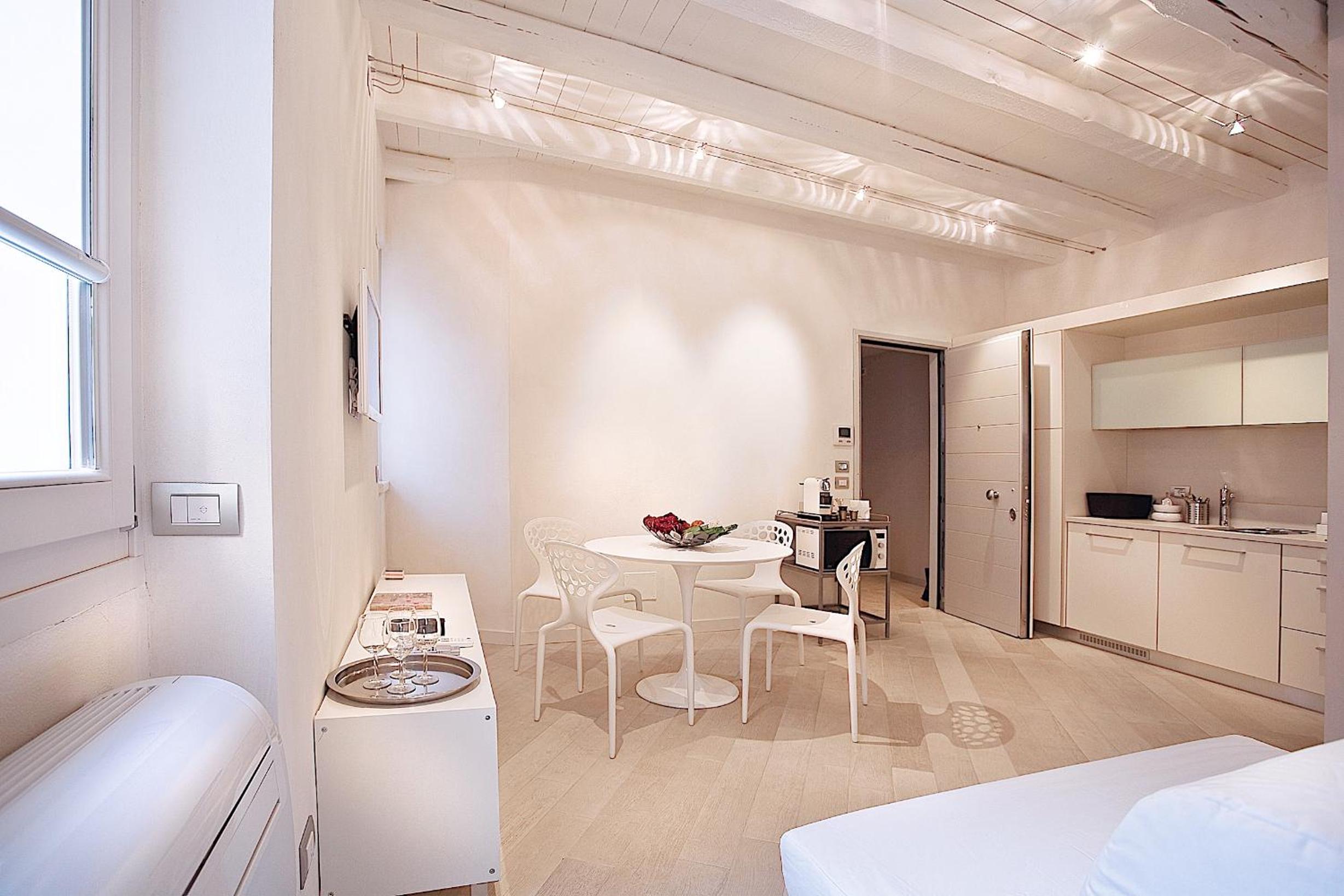 Studio Apartment - Photo 8