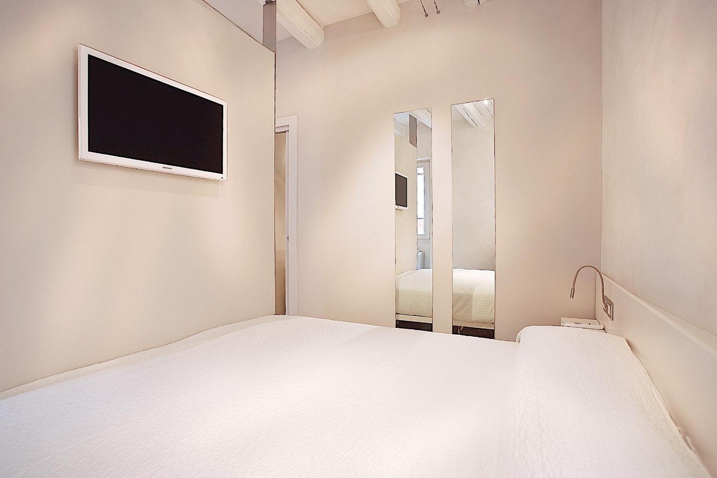 Studio Apartment - Photo 9